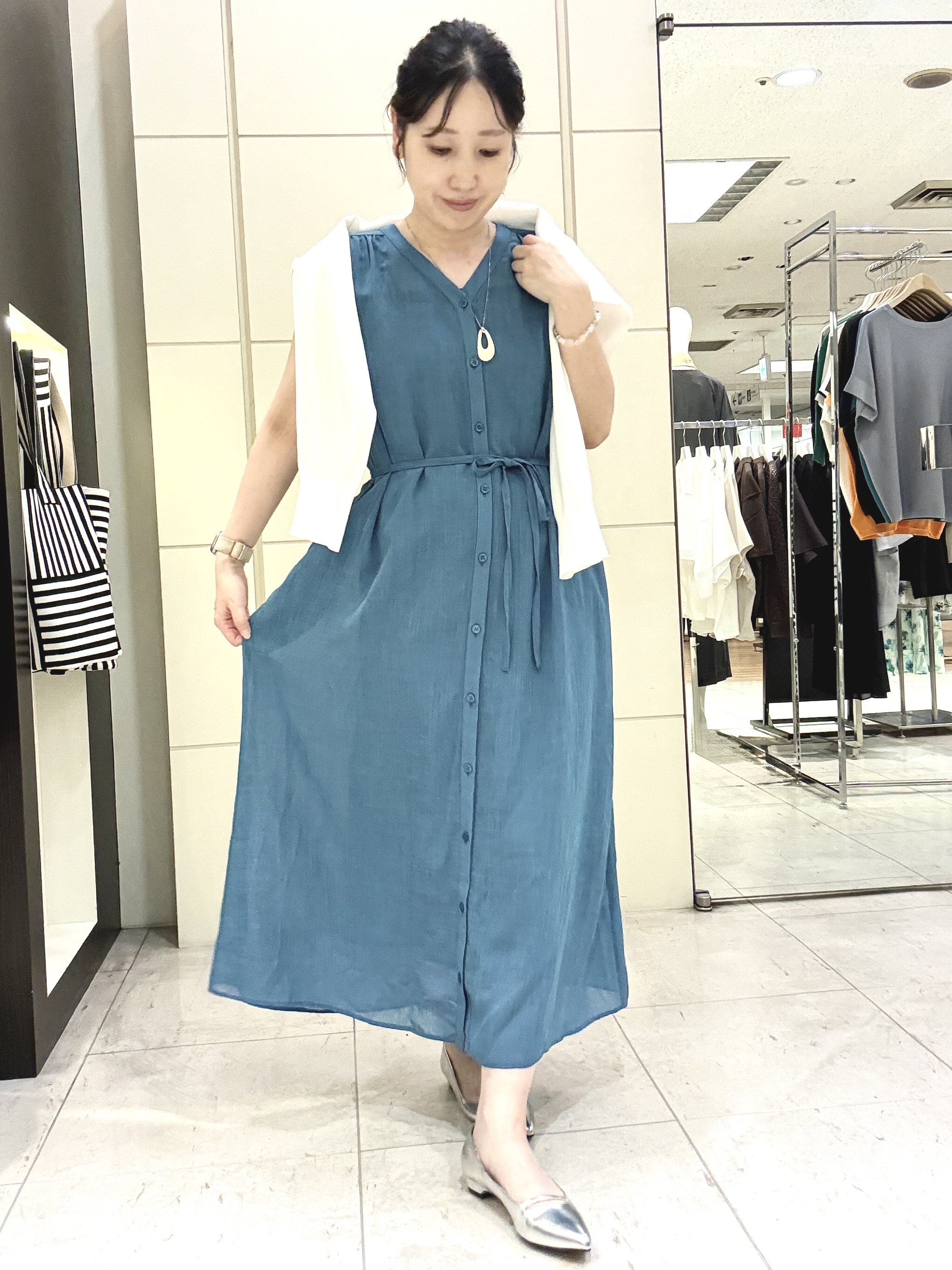 mori.さんの「UNTITLED｜【通気性/前開きボタン】シアーVネックワンピース」を使ったコーディネート