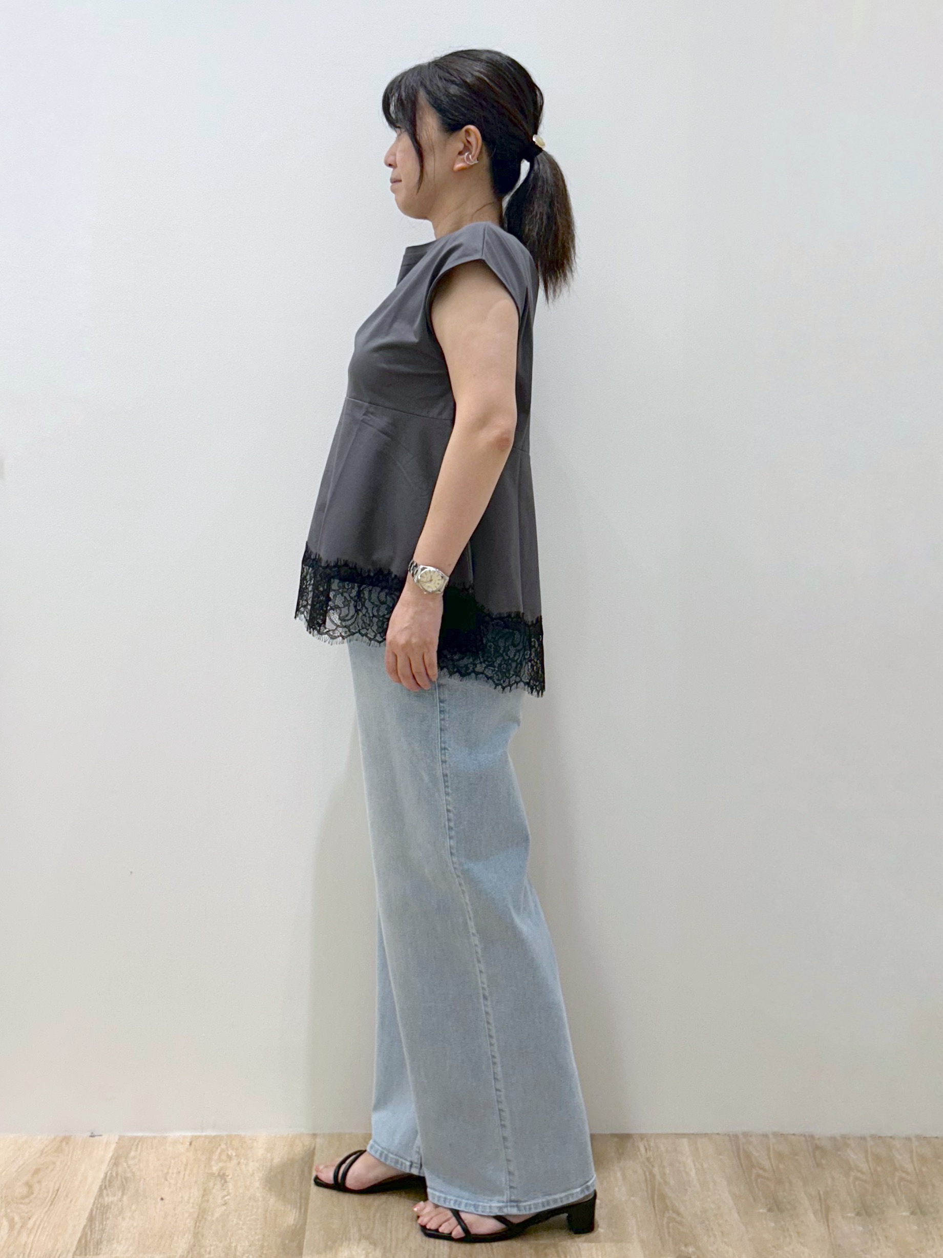 ひろみさんの「OPAQUE.CLIP｜裾レースペプラムカットソー【洗濯機OK】」を使ったコーディネート