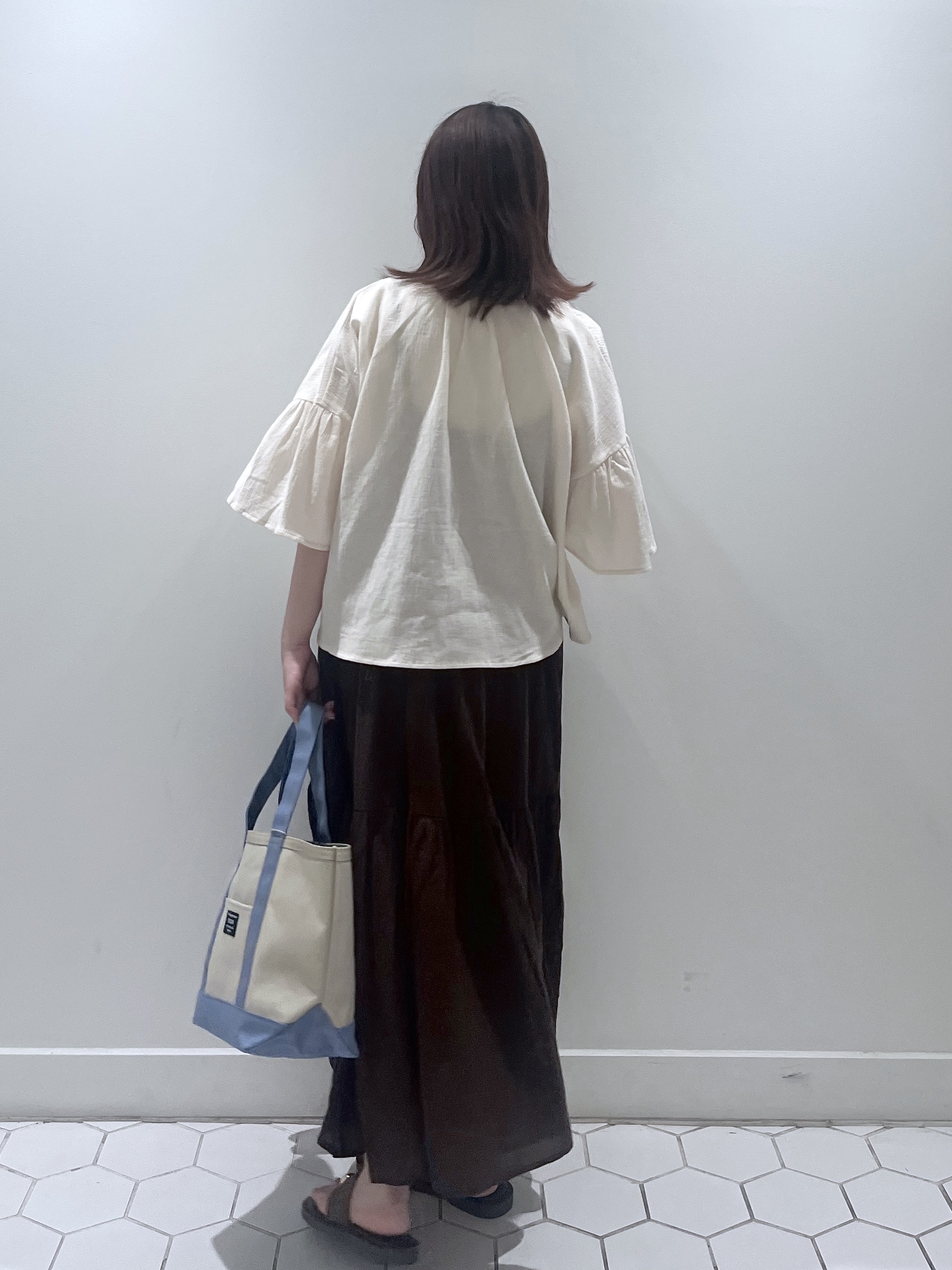 Makinoさんの「Dessin｜フレアスリーブ スキッパーブラウス」を使ったコーディネート