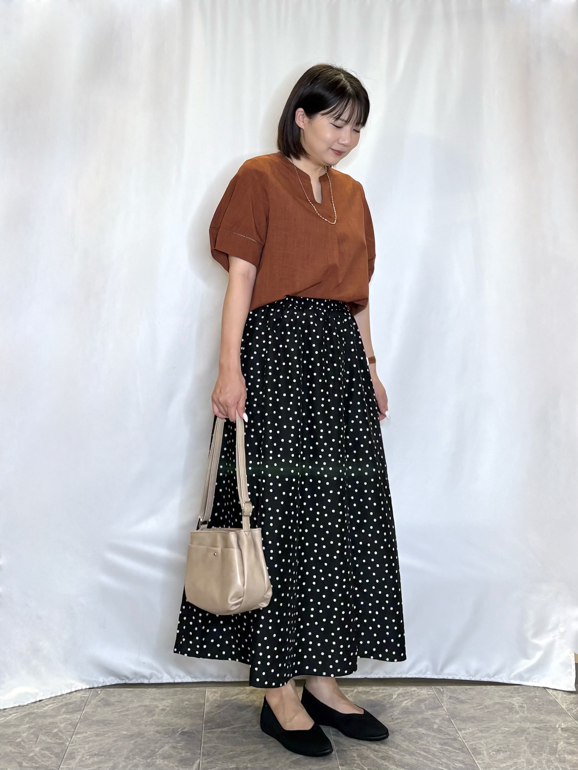 ネリさんの「SHOO･LA･RUE｜【洗濯後しわになりにくい／インせずきまる】麻調ハシゴレーススキッパーブラウス」を使ったコーディネート