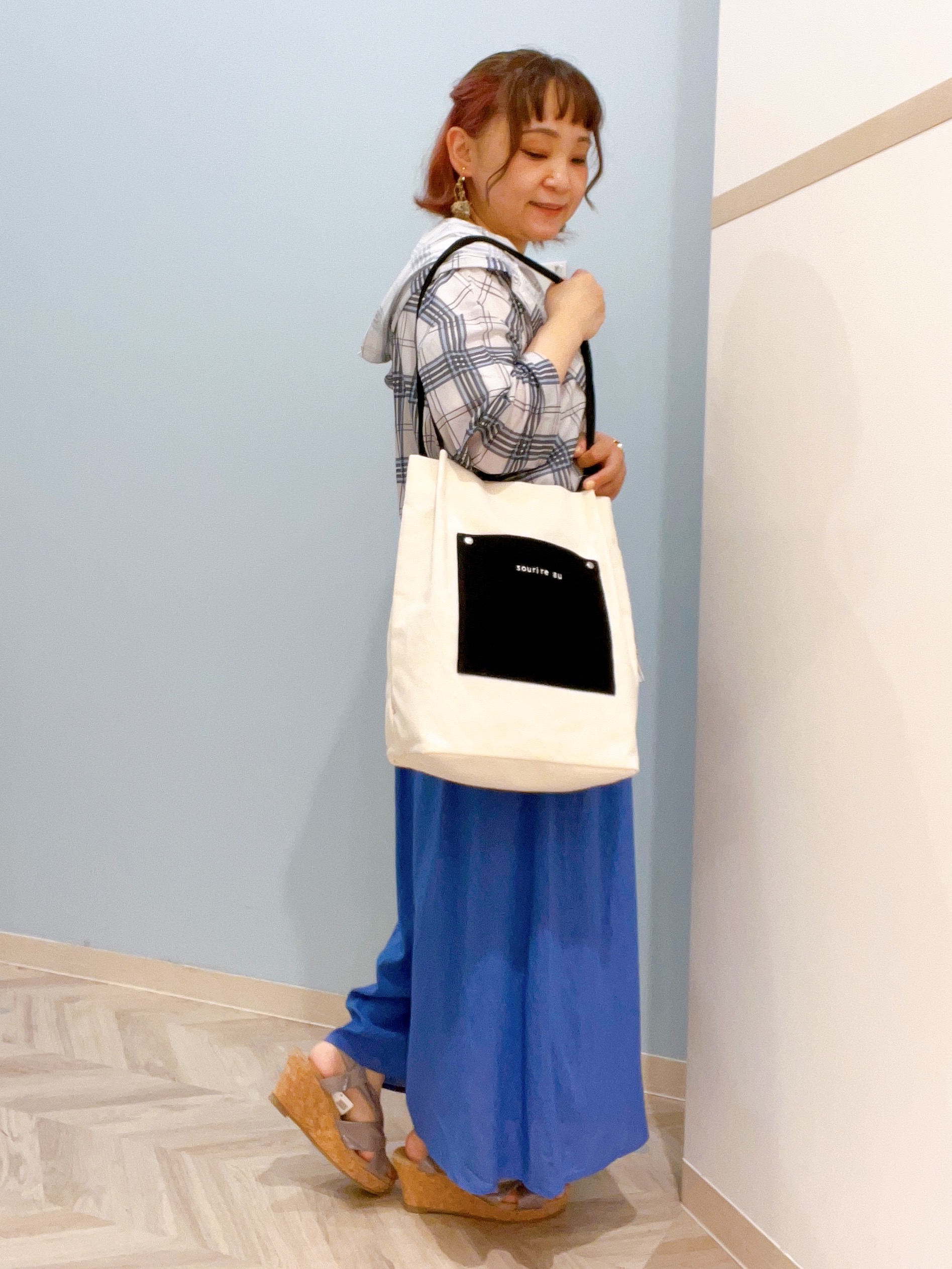 kitaさんの「SHOO･LA･RUE｜【洗濯機可/体型カバー】程よい透け感の ゆるシルエットシア―シャツ」を使ったコーディネート