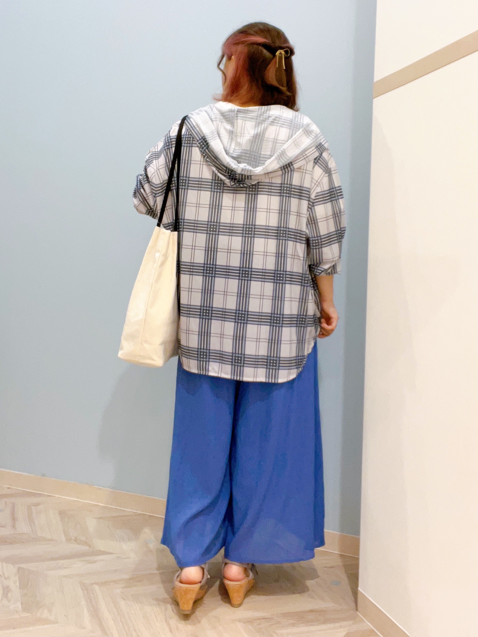 kitaさんの「SHOO･LA･RUE｜【洗濯機可/体型カバー】程よい透け感の ゆるシルエットシア―シャツ」を使ったコーディネート