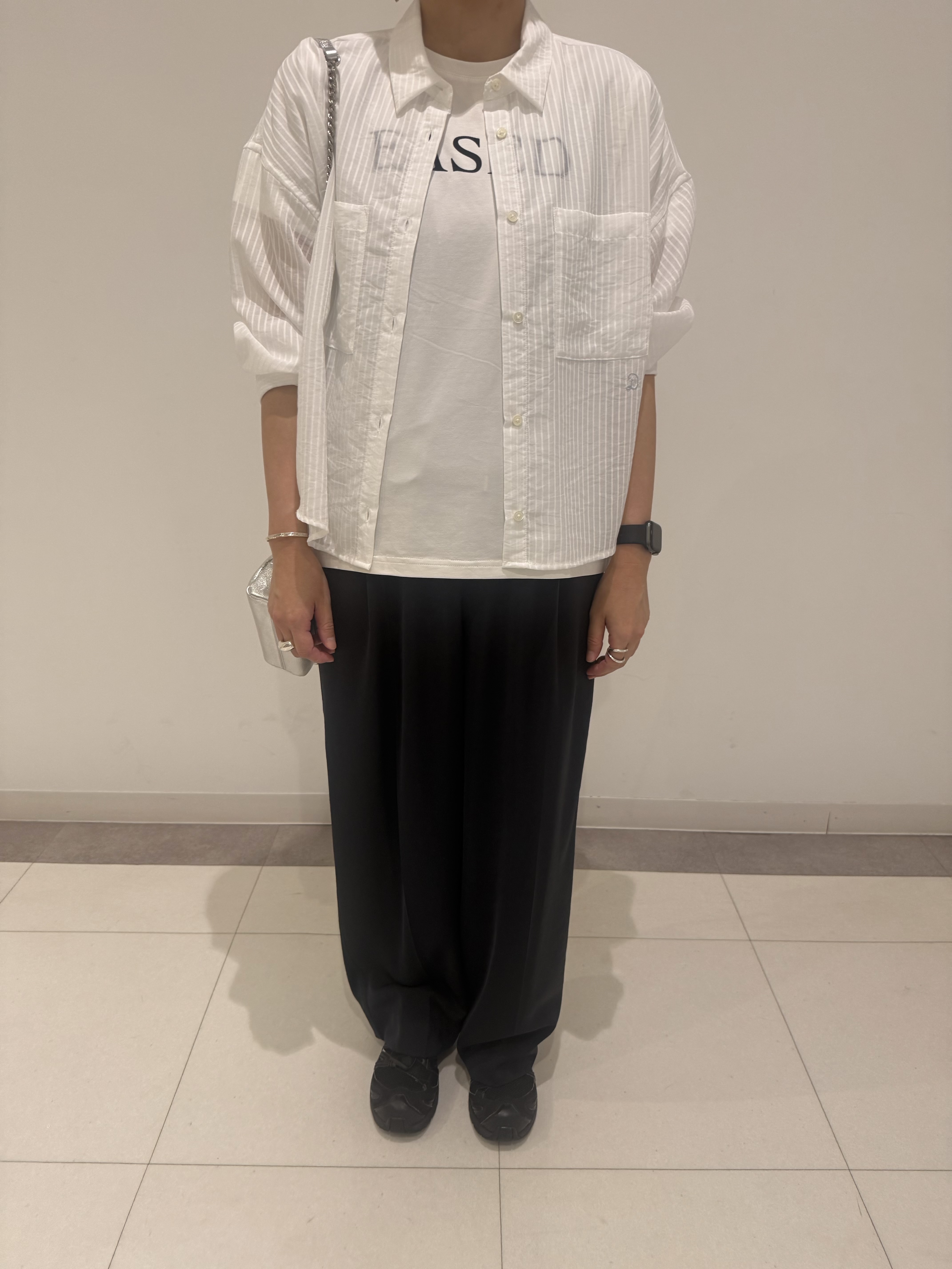 MIYAKAWAさんの「DRESSTERIOR｜シアーストライプクロップドシャツ」を使ったコーディネート