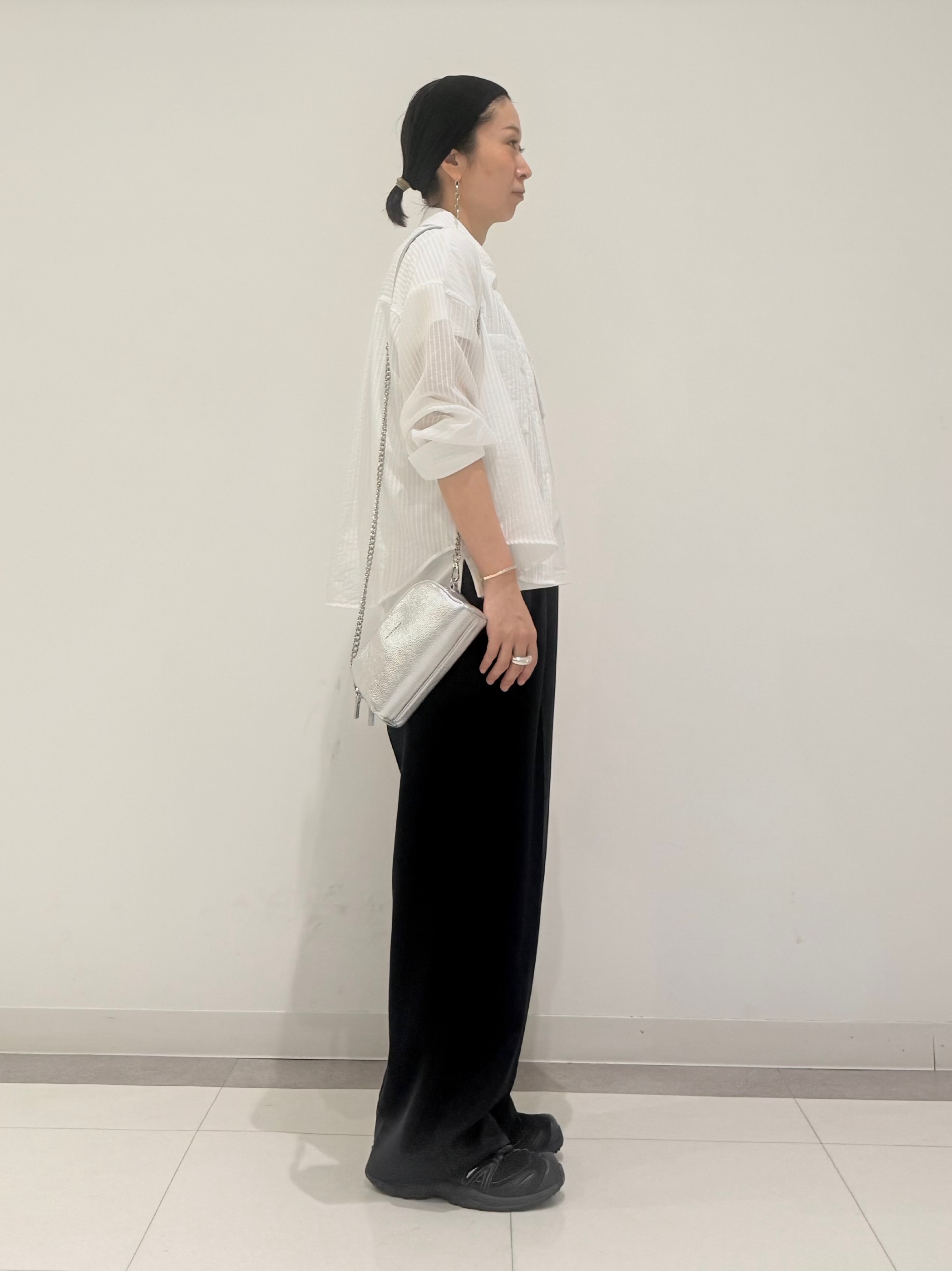 MIYAKAWAさんの「DRESSTERIOR｜シアーストライプクロップドシャツ」を使ったコーディネート