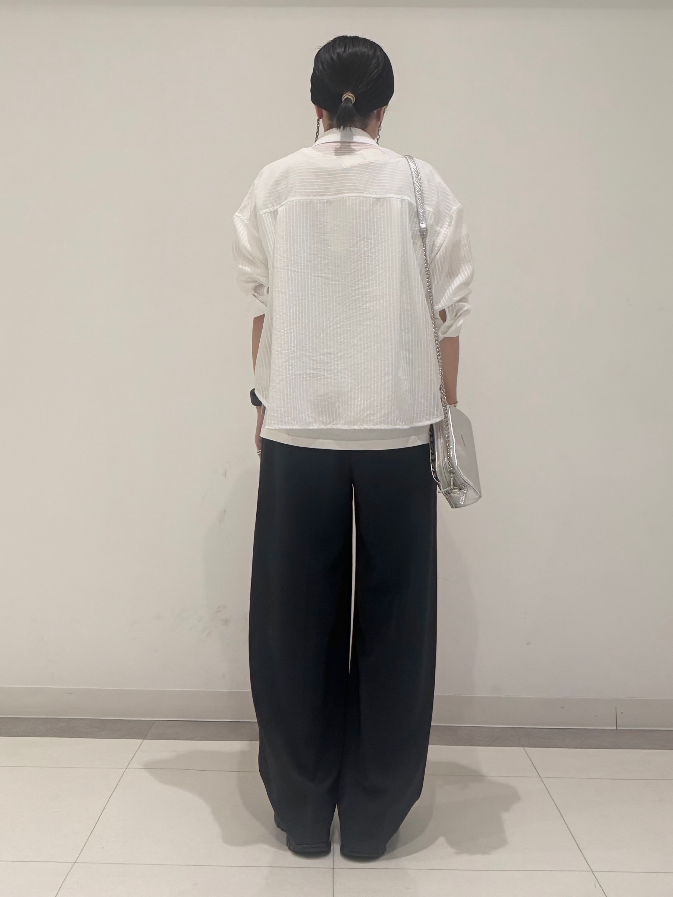 MIYAKAWAさんの「DRESSTERIOR｜シアーストライプクロップドシャツ」を使ったコーディネート