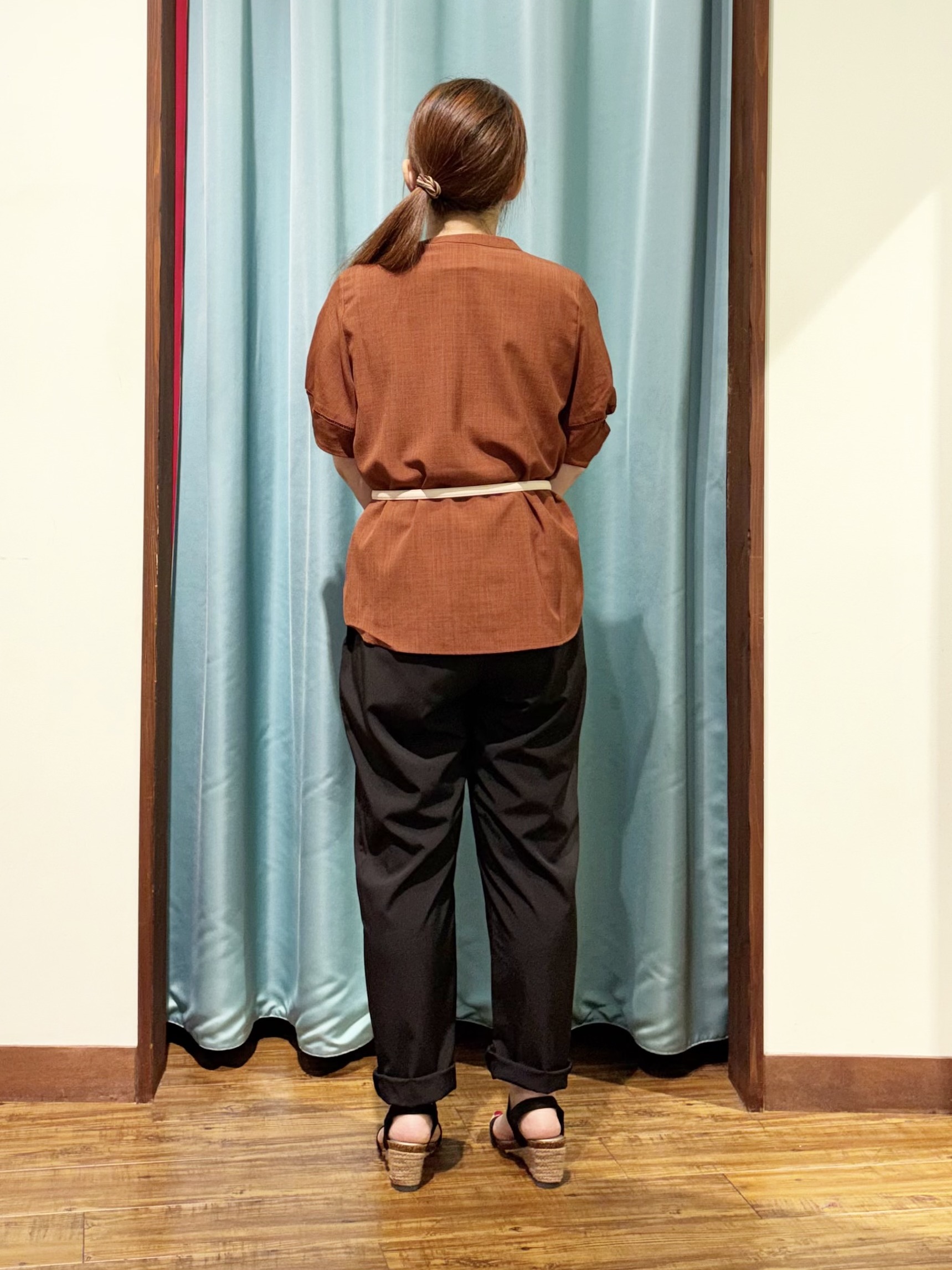 tukiさんの「SHOO･LA･RUE｜【洗濯後しわになりにくい／インせずきまる】麻調ハシゴレーススキッパーブラウス」を使ったコーディネート