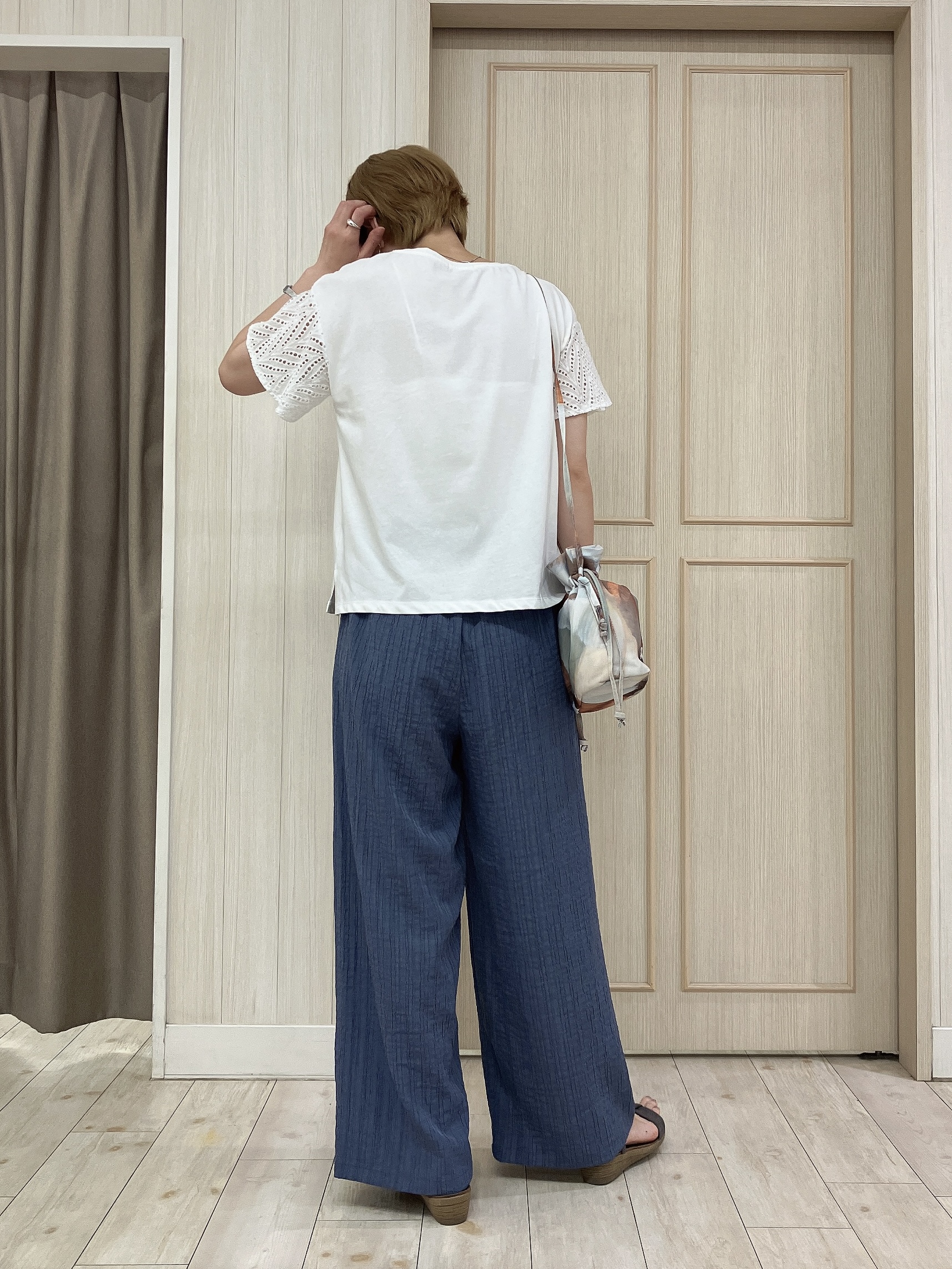 Turnerさんの「SHOO･LA･RUE｜【汗じみ防止/ひんやり/体型カバー】真夏の味方。 汗じみが気になりにくい お袖レースフレアTシャツ」を使ったコーディネート