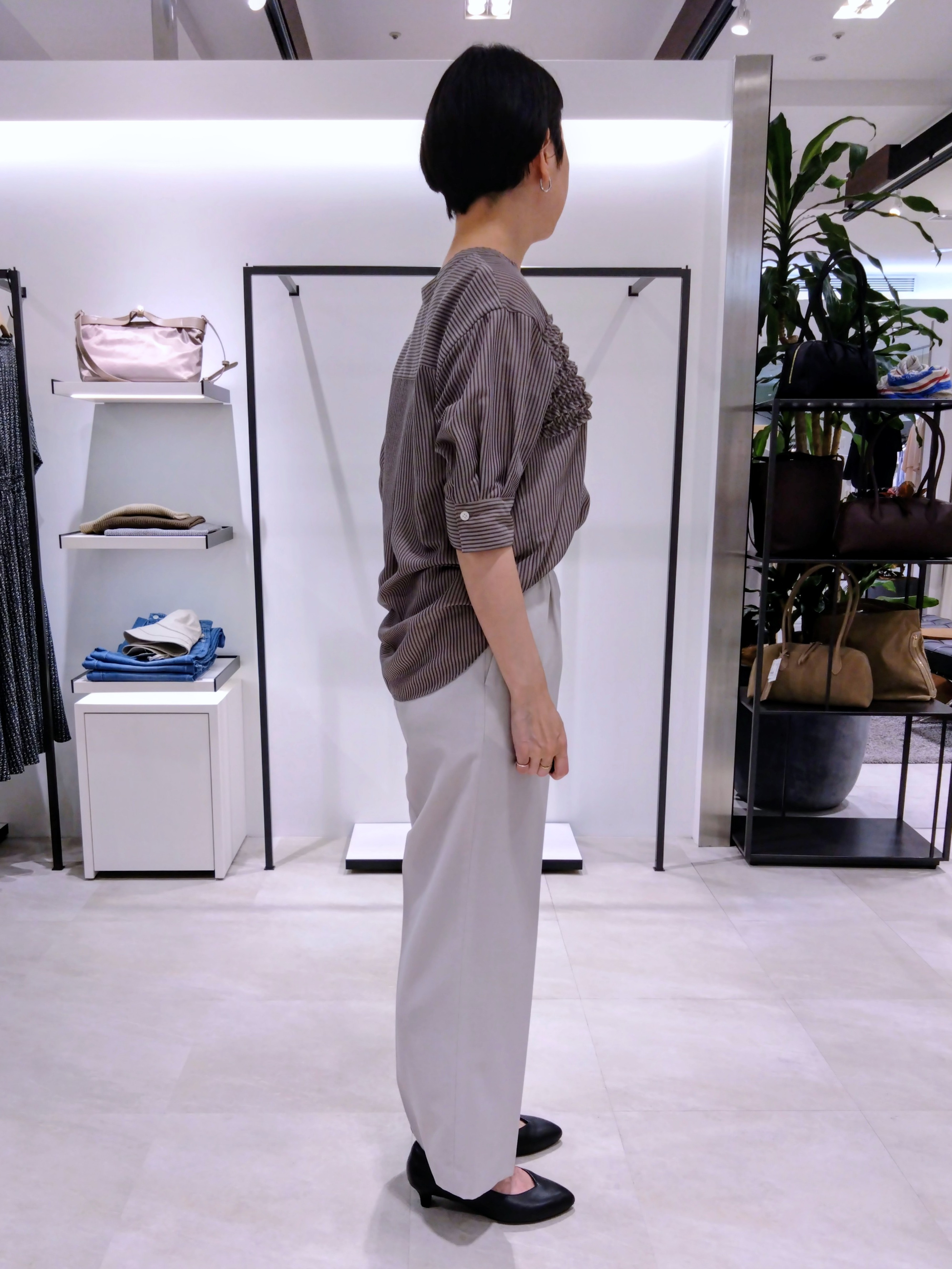 まちこさんの「UNTITLED｜【接触冷感/通気性/洗える】フロントフリルブラウス」を使ったコーディネート