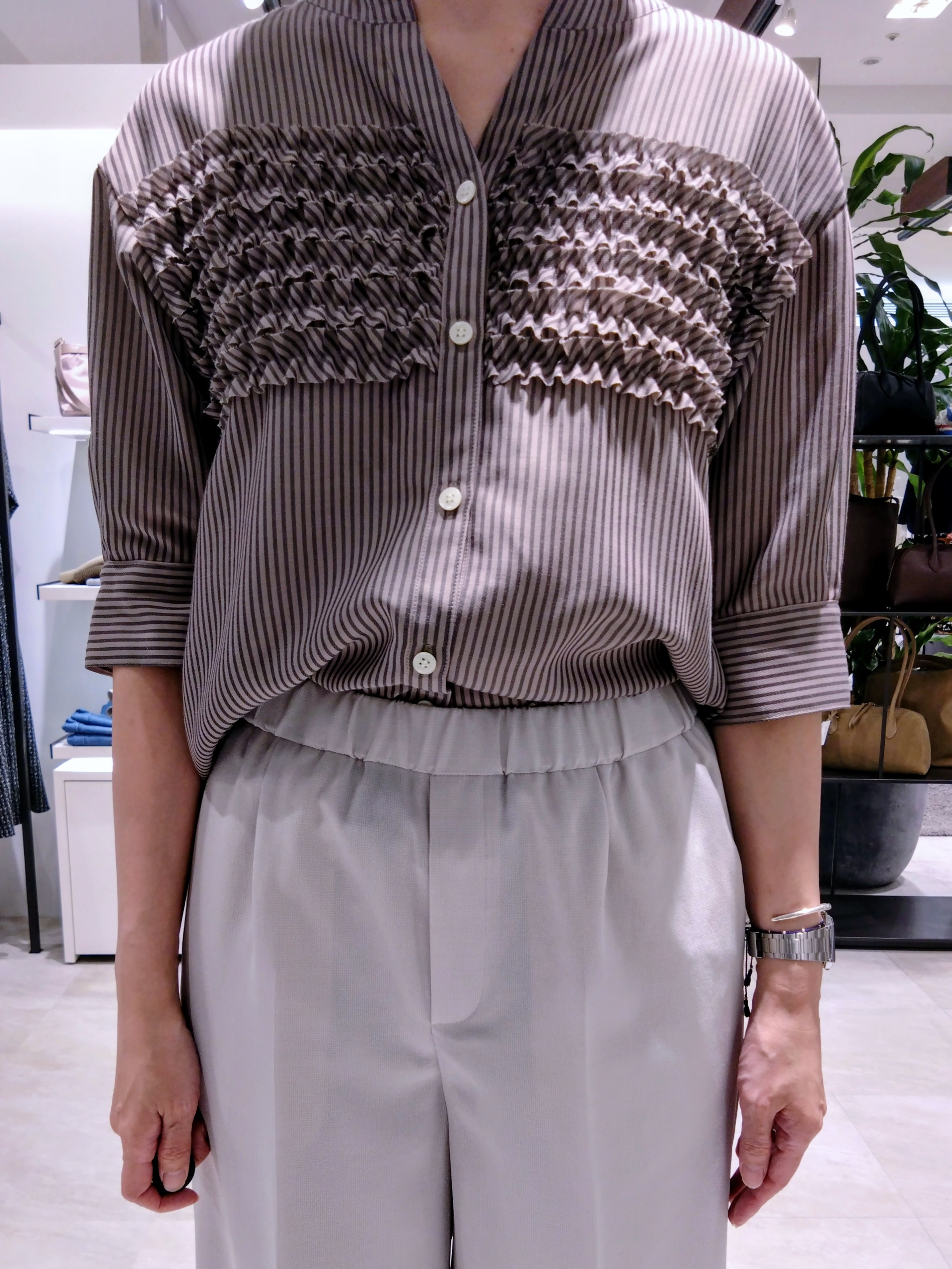 まちこさんの「UNTITLED｜【接触冷感/通気性/洗える】フロントフリルブラウス」を使ったコーディネート