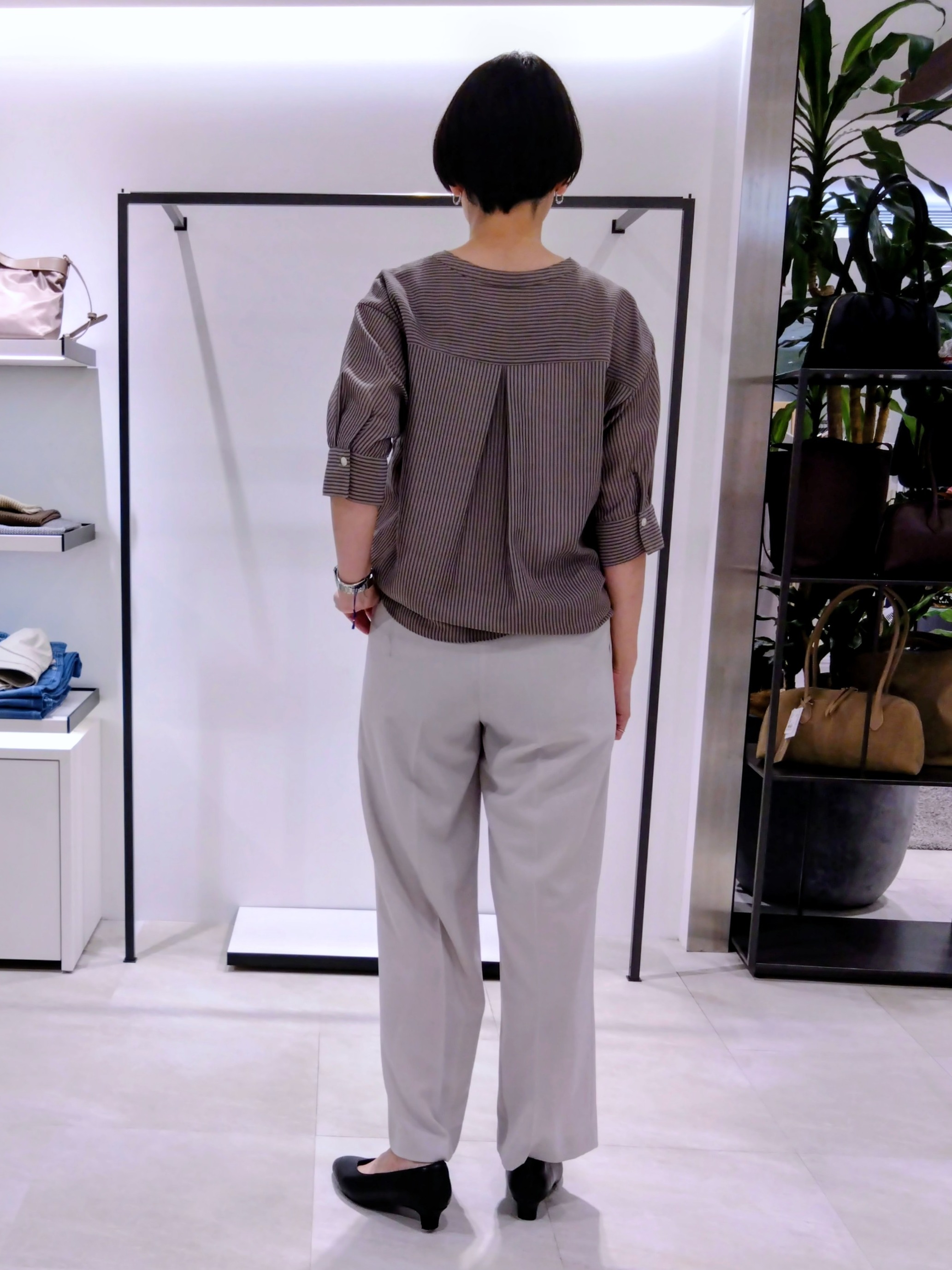 まちこさんの「UNTITLED｜【接触冷感/通気性/洗える】フロントフリルブラウス」を使ったコーディネート