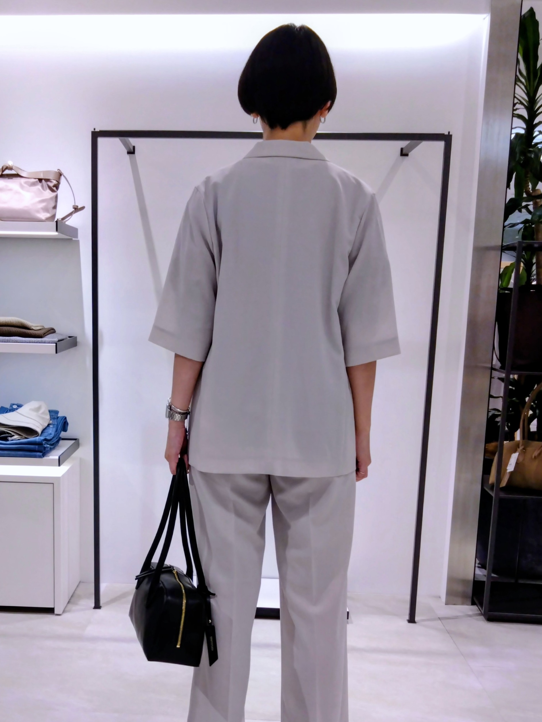 まちこさんの「UNTITLED｜【接触冷感/通気性/洗える】フロントフリルブラウス」を使ったコーディネート