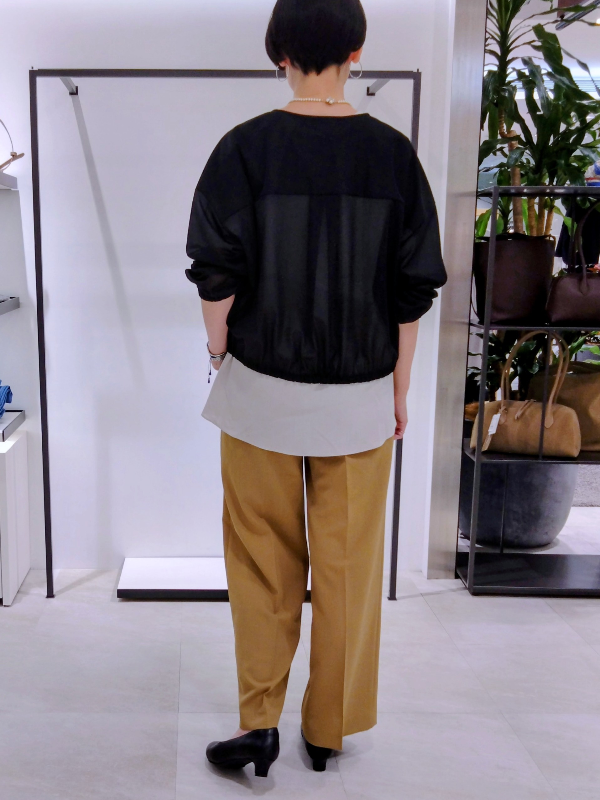 まちこさんの「UNTITLED｜異素材ドッキングプルオーバー」を使ったコーディネート
