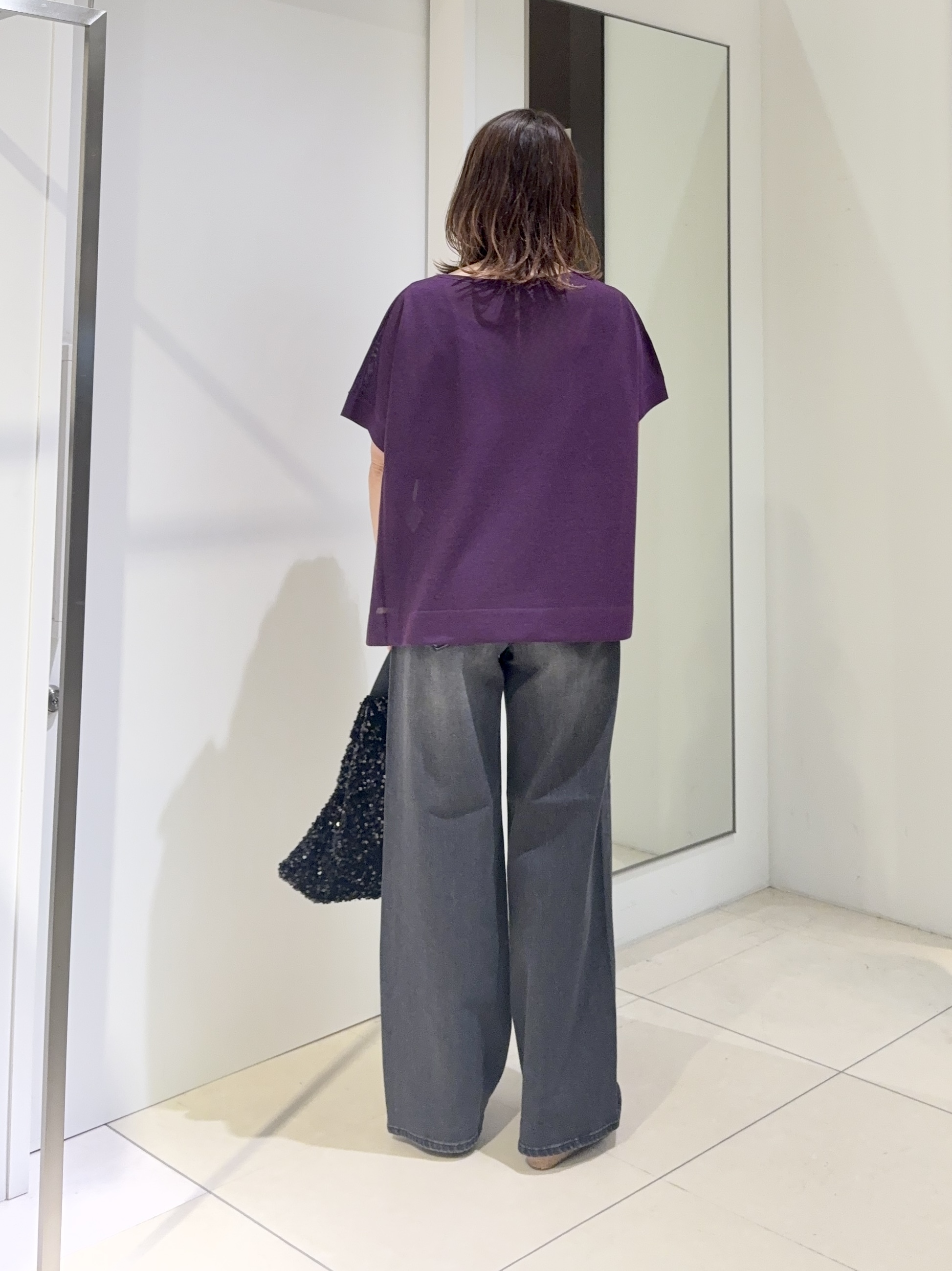 tomoさんの「UNTITLED｜【アンサンブル可/品のある透け感】Tシャツ風ニットトップス」を使ったコーディネート