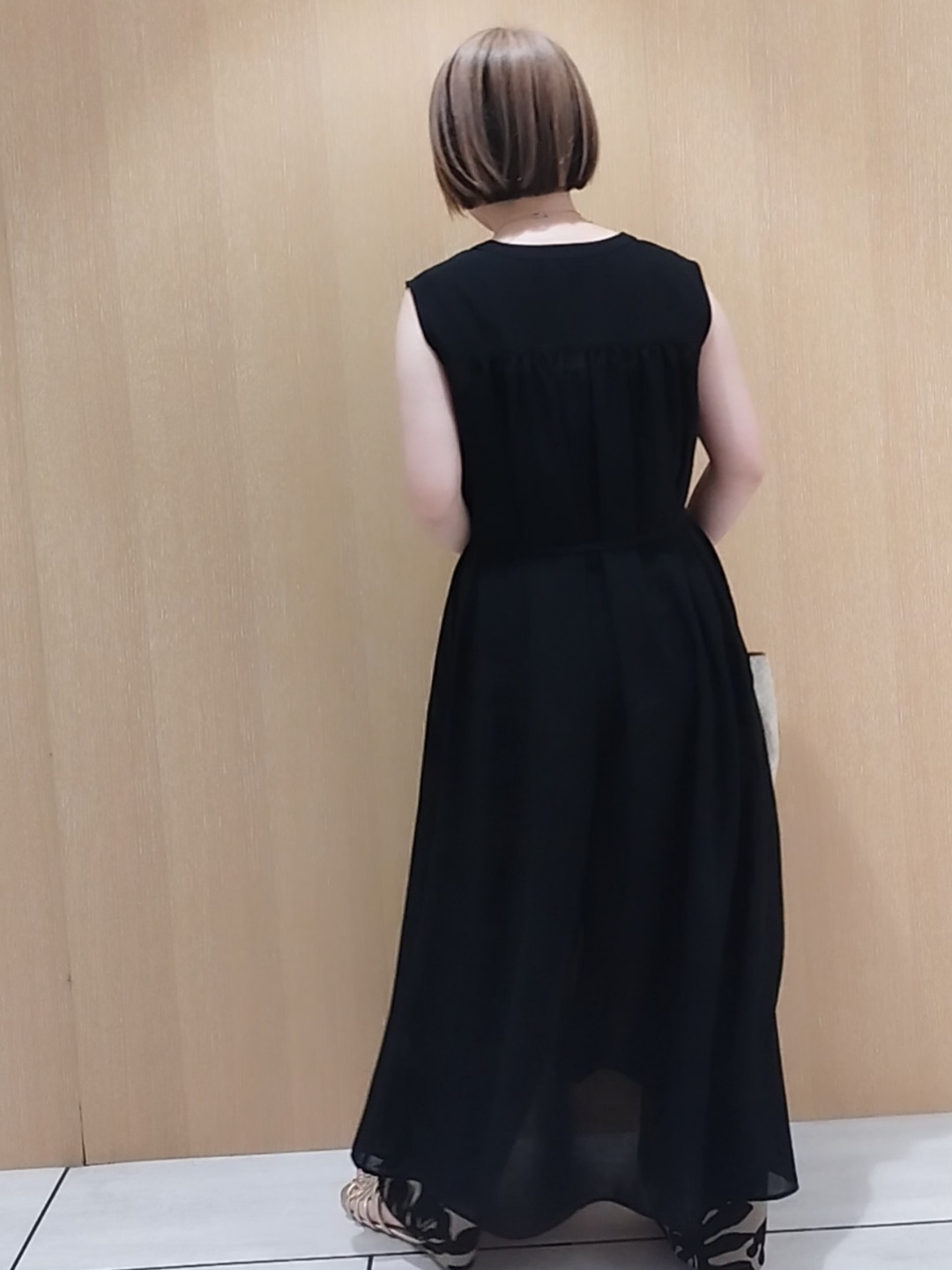 s u g iさんの「UNTITLED｜【通気性/前開きボタン】シアーVネックワンピース」を使ったコーディネート