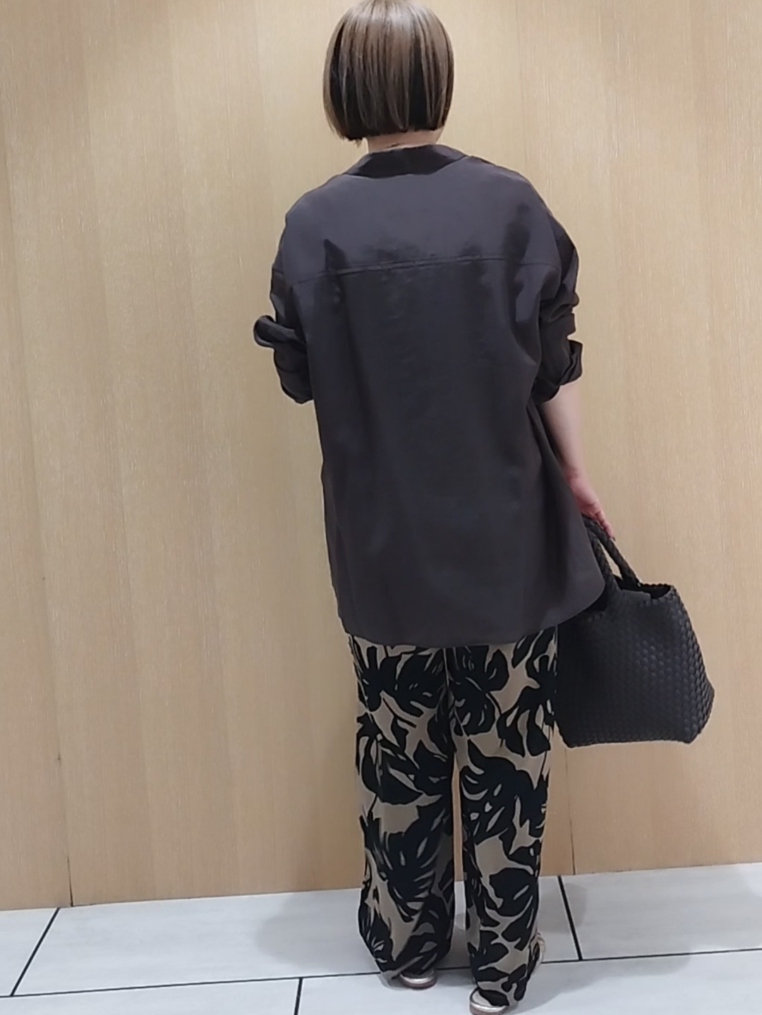 s u g iさんの「UNTITLED｜シルキータッチシアーシャツ」を使ったコーディネート