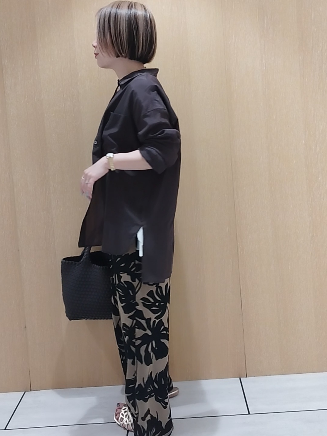 s u g iさんの「UNTITLED｜シルキータッチシアーシャツ」を使ったコーディネート