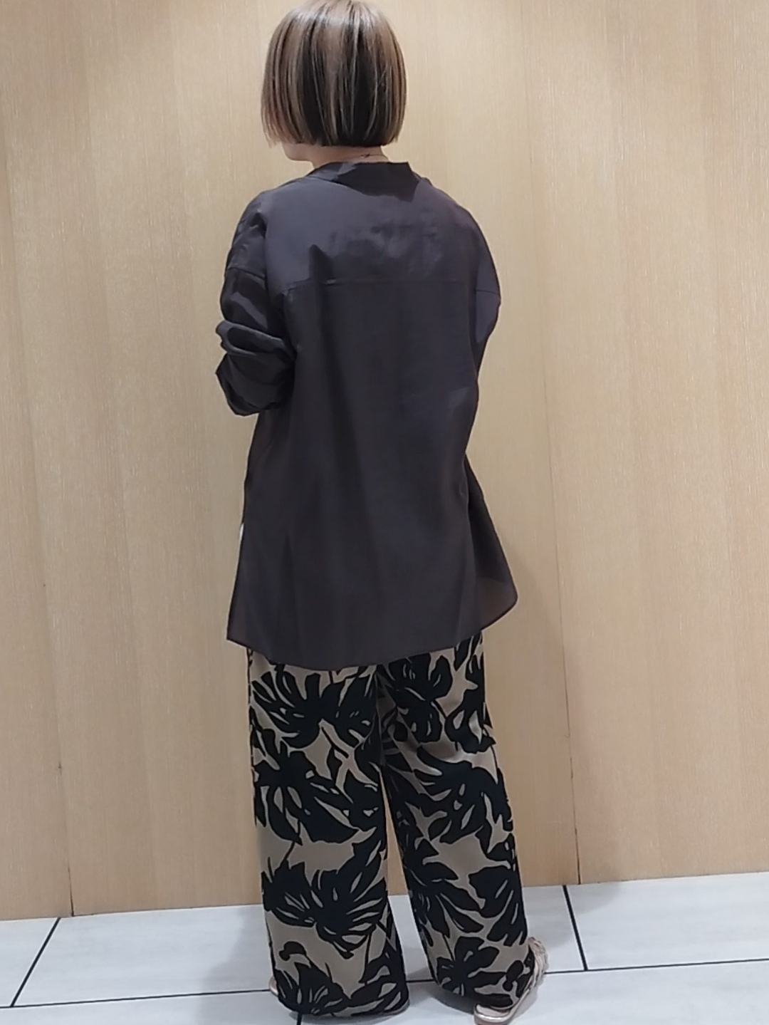s u g iさんの「UNTITLED｜シルキータッチシアーシャツ」を使ったコーディネート