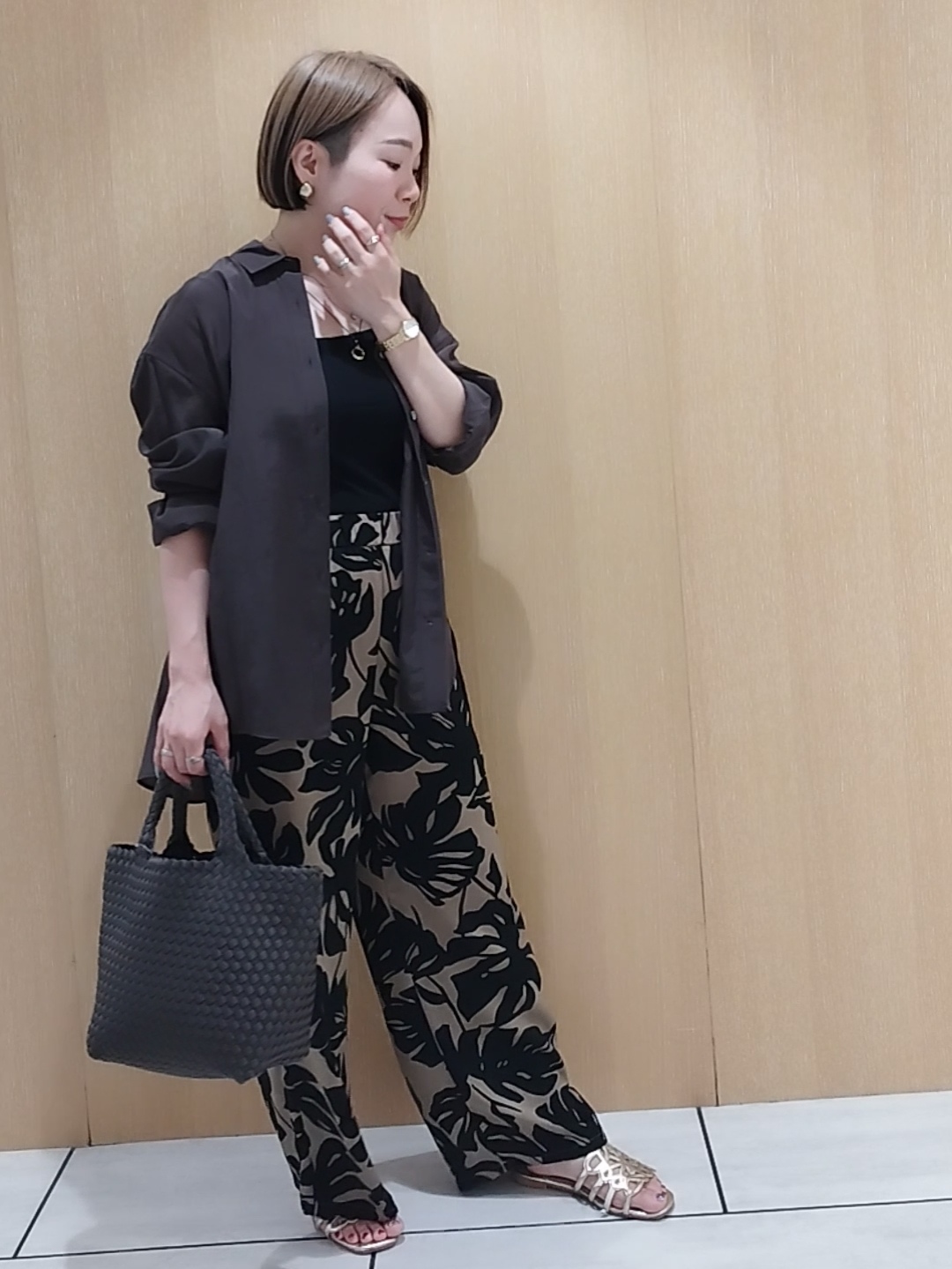 s u g iさんの「UNTITLED｜シルキータッチシアーシャツ」を使ったコーディネート