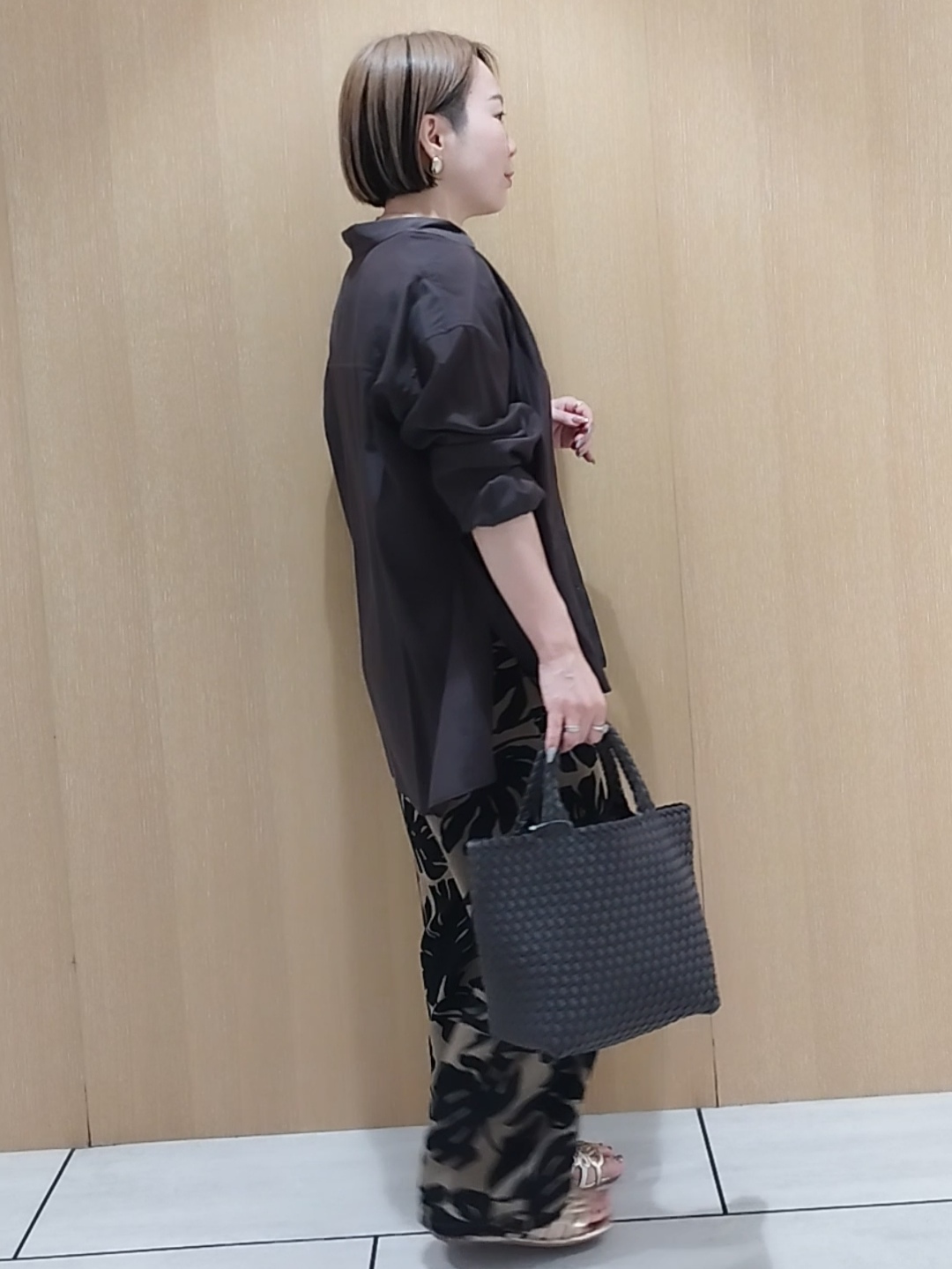 s u g iさんの「UNTITLED｜シルキータッチシアーシャツ」を使ったコーディネート