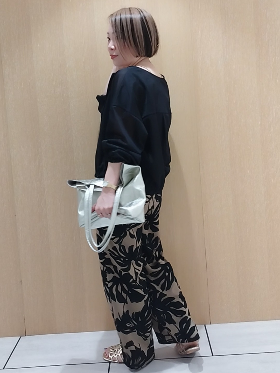 s u g iさんの「UNTITLED｜トリコットシアーブラウス」を使ったコーディネート