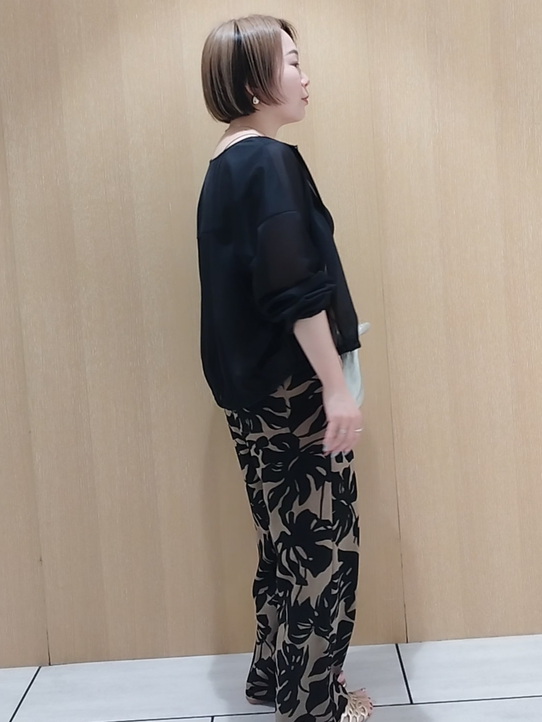 s u g iさんの「UNTITLED｜トリコットシアーブラウス」を使ったコーディネート