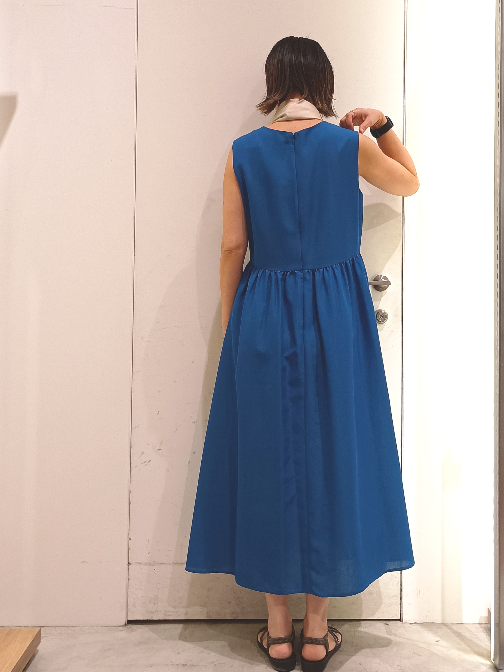 shinkoさんの「OPAQUE.CLIP｜【接触冷感】麻混シアーノースリーブワンピース《洗濯機OK》」を使ったコーディネート