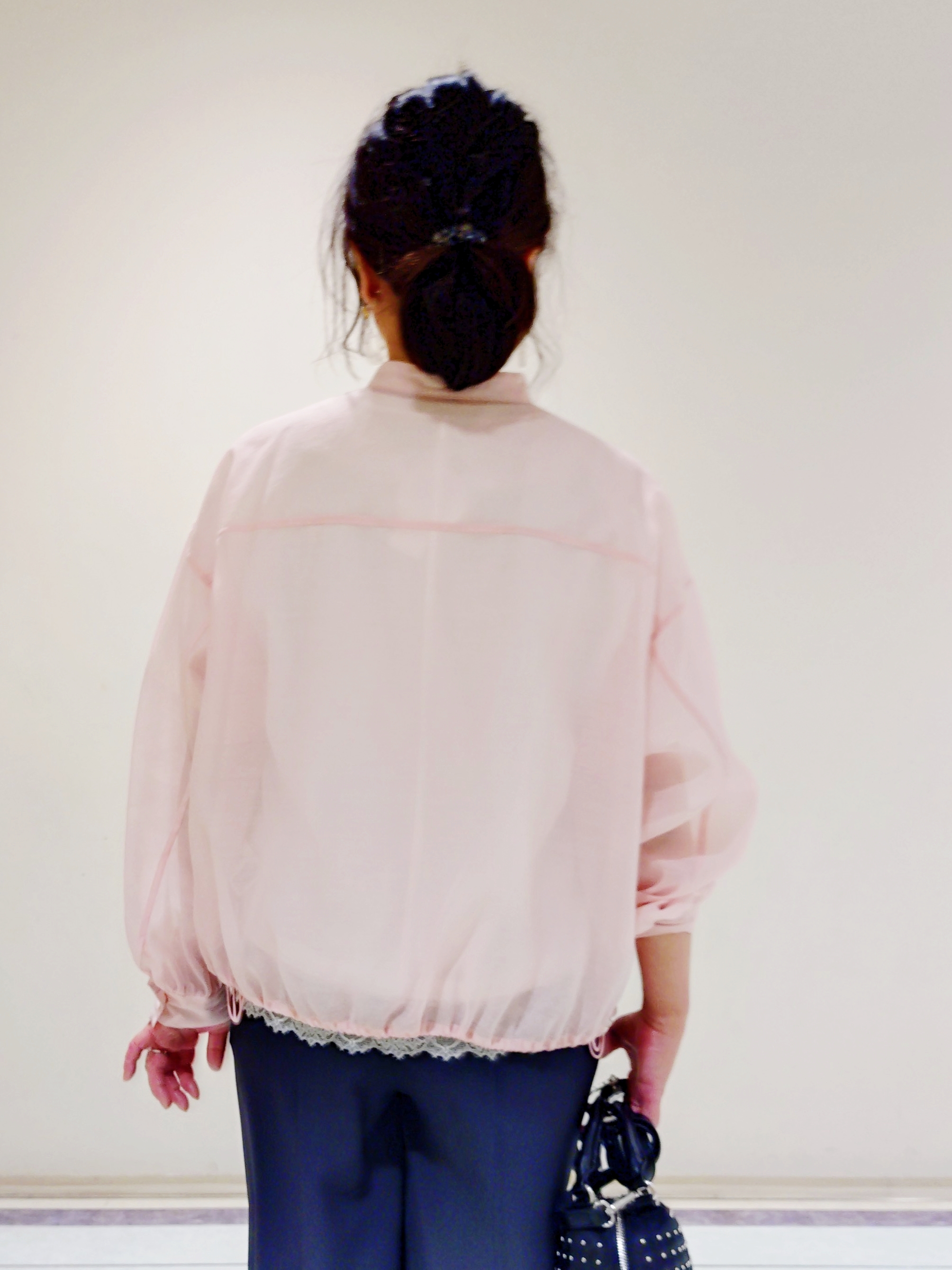 TOMOMIさんの「INDIVI｜【汗ジミ防止／接触冷感】裾レースドルマンTシャツ」を使ったコーディネート