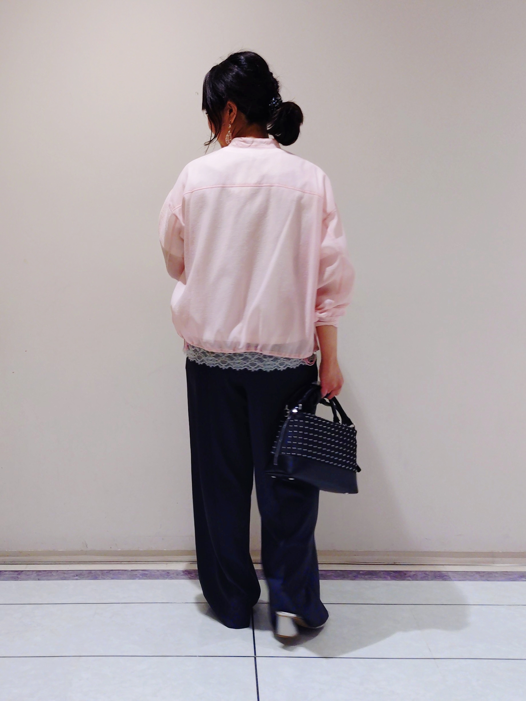 TOMOMIさんの「INDIVI｜【汗ジミ防止／接触冷感】裾レースドルマンTシャツ」を使ったコーディネート