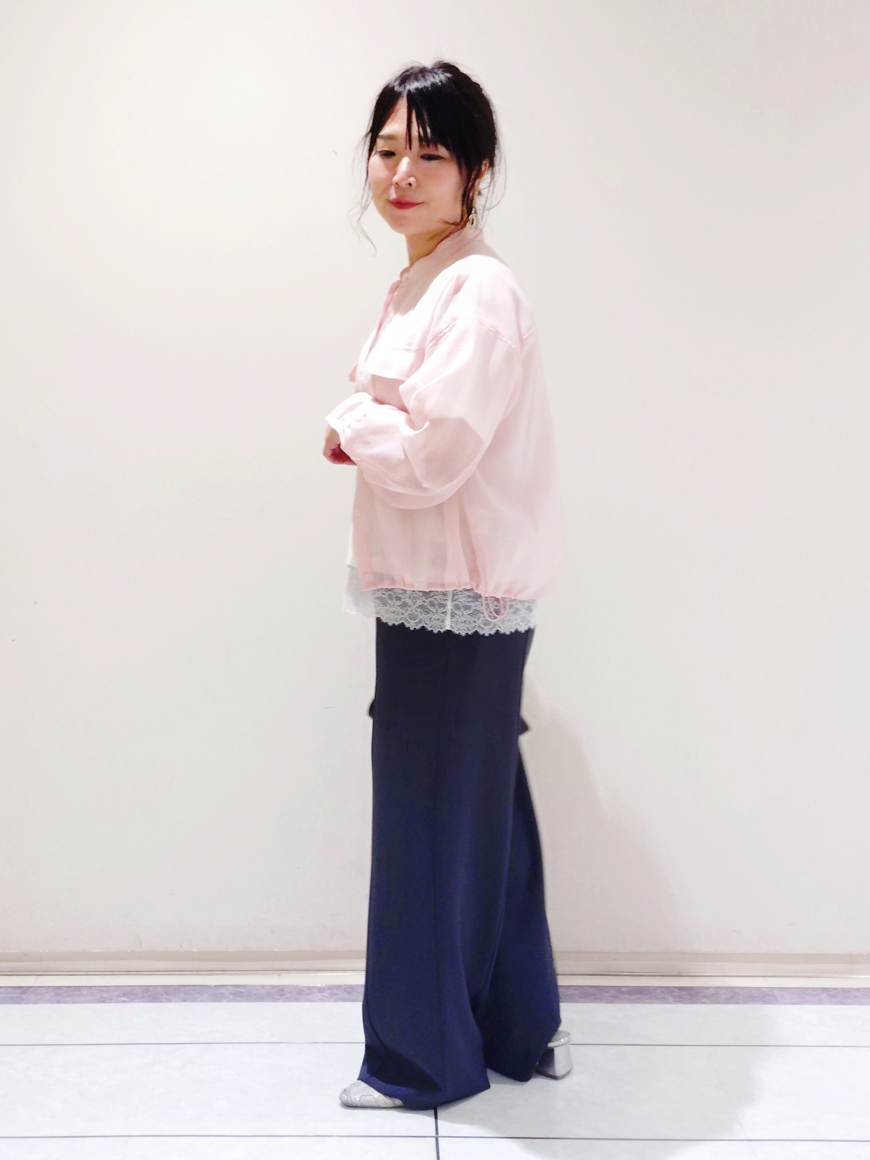TOMOMIさんの「INDIVI｜【汗ジミ防止／接触冷感】裾レースドルマンTシャツ」を使ったコーディネート