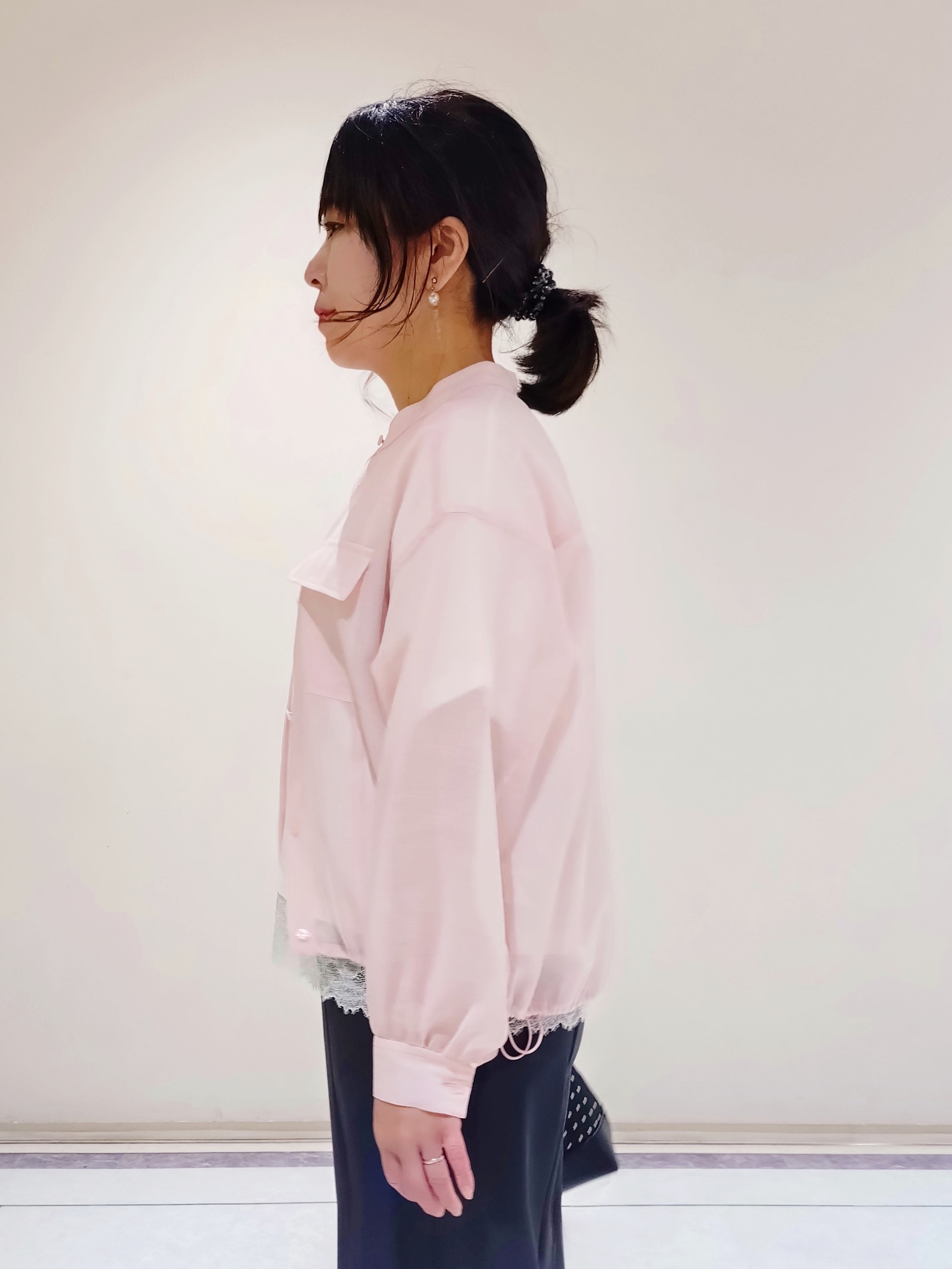 TOMOMIさんの「INDIVI｜【汗ジミ防止／接触冷感】裾レースドルマンTシャツ」を使ったコーディネート