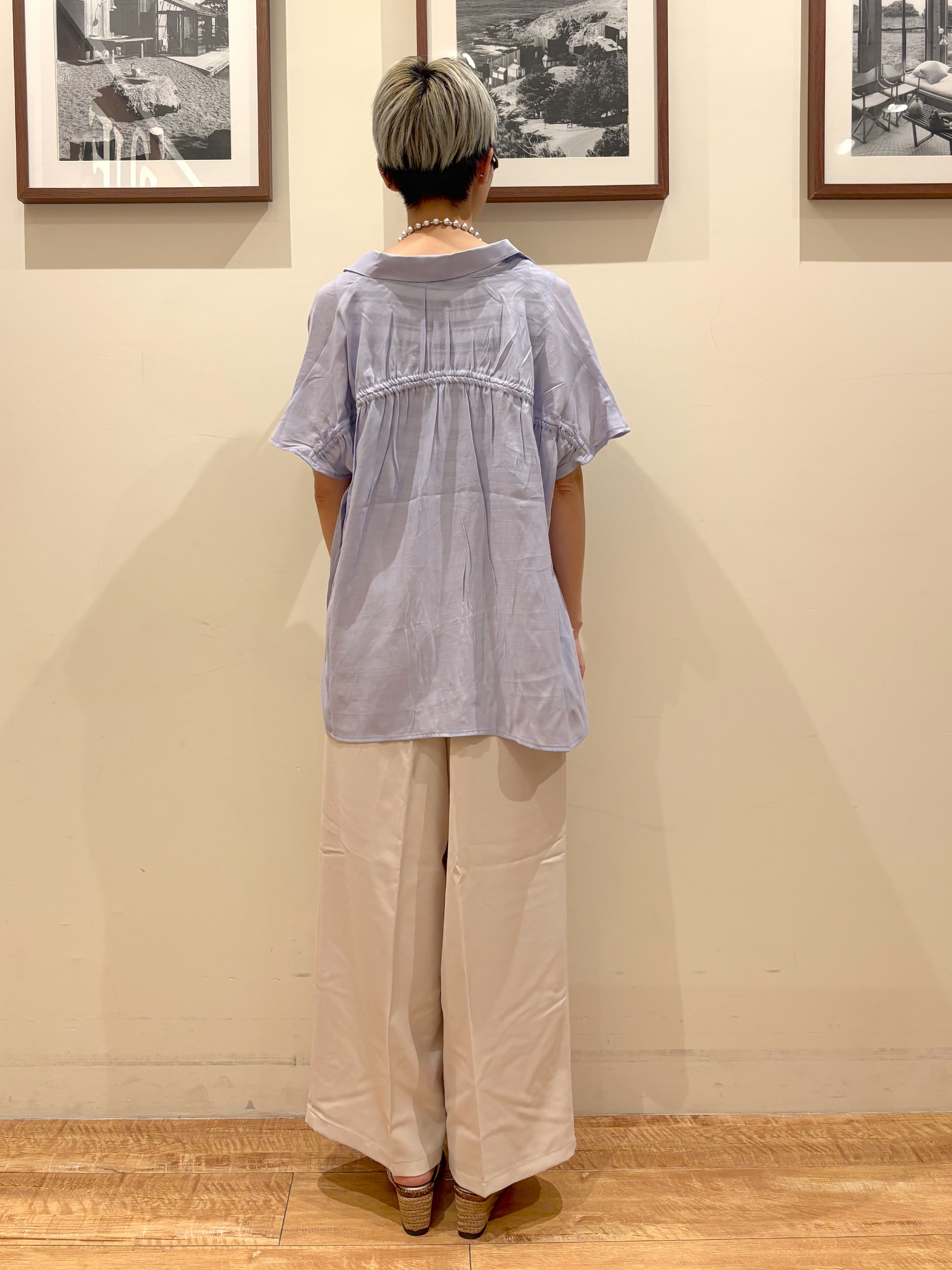 Ayumiさんの「SHOO･LA･RUE｜【ひんやり/UV】ほんのりシアーで上品な バックギャザーブラウス」を使ったコーディネート
