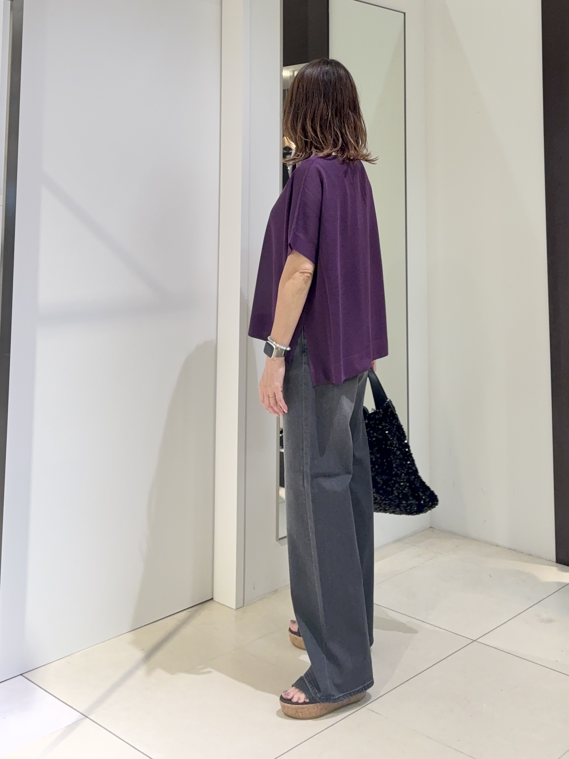 tomoさんの「UNTITLED｜【アンサンブル可/品のある透け感】Tシャツ風ニットトップス」を使ったコーディネート