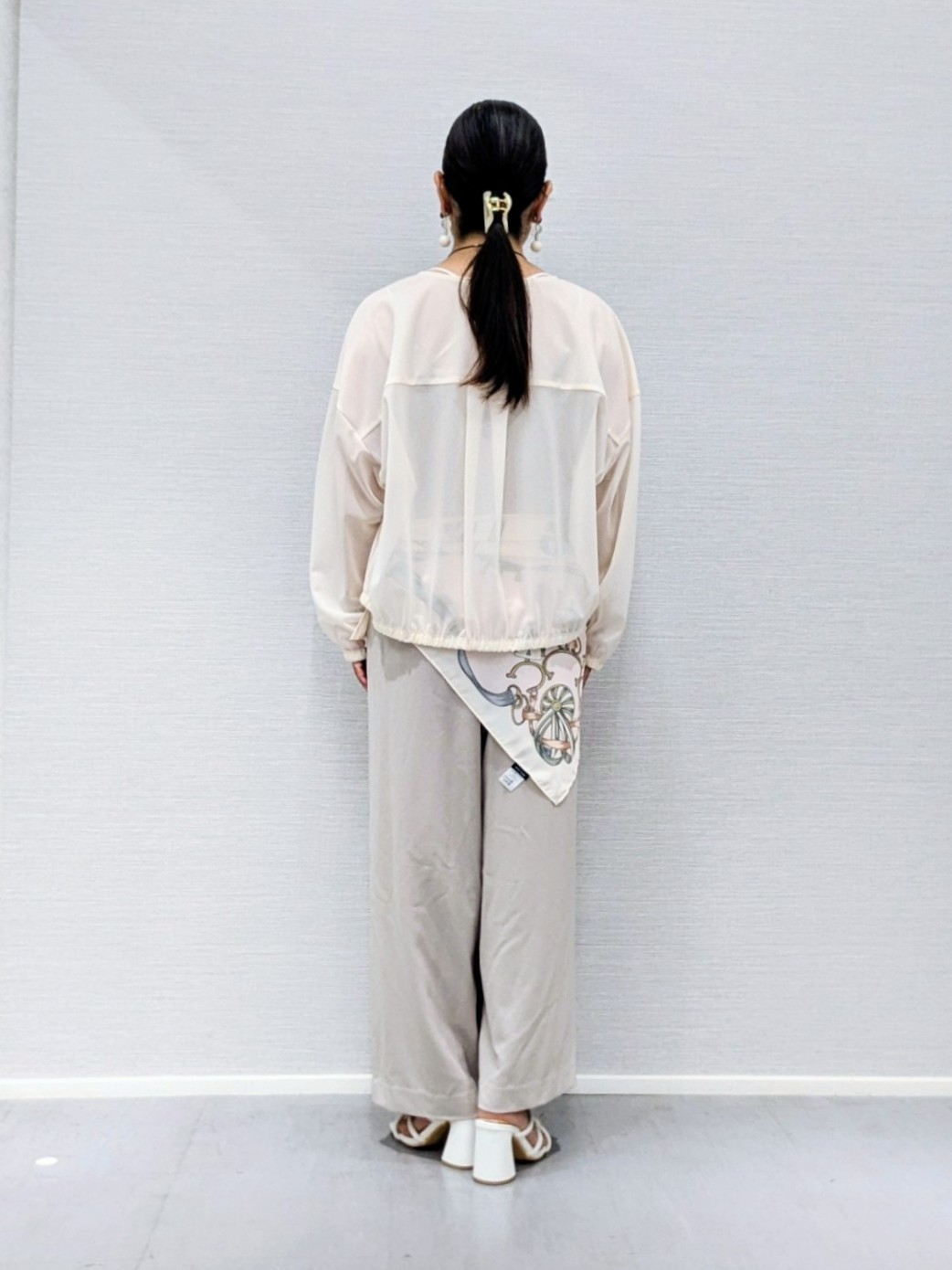 makkyさんの「UNTITLED｜トリコットシアーブラウス」を使ったコーディネート