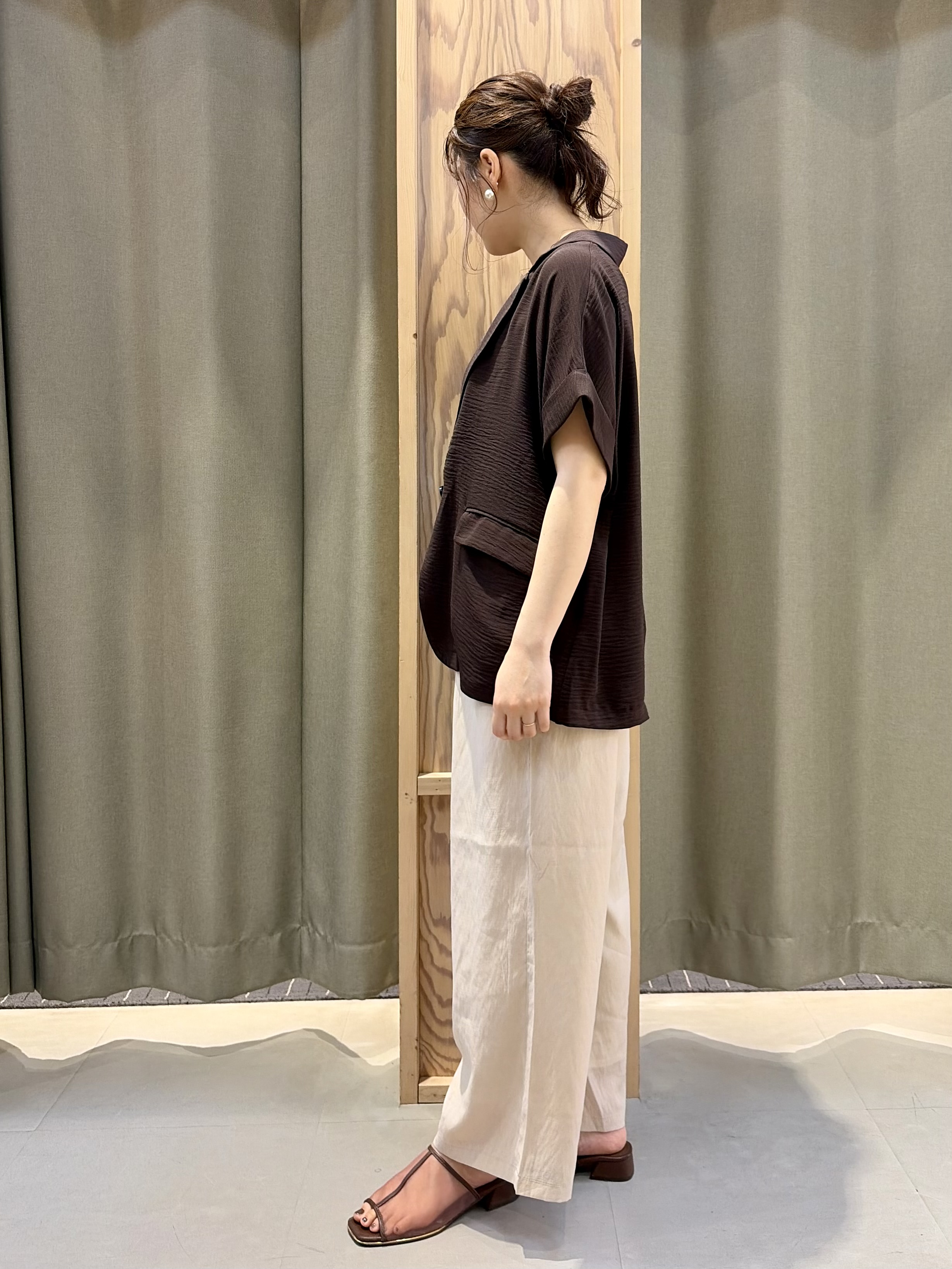 ころさんの「THE SHOP TK｜【ひんやり/吸水速乾/UV/防しわ】ON/OFFどちらにも 軽やか半袖ジャケット」を使ったコーディネート