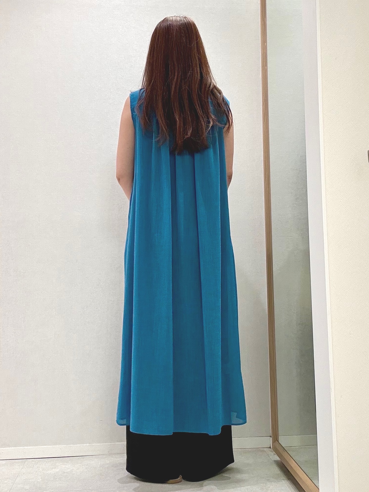 hitomiさんの「UNTITLED｜【通気性/前開きボタン】シアーVネックワンピース」を使ったコーディネート