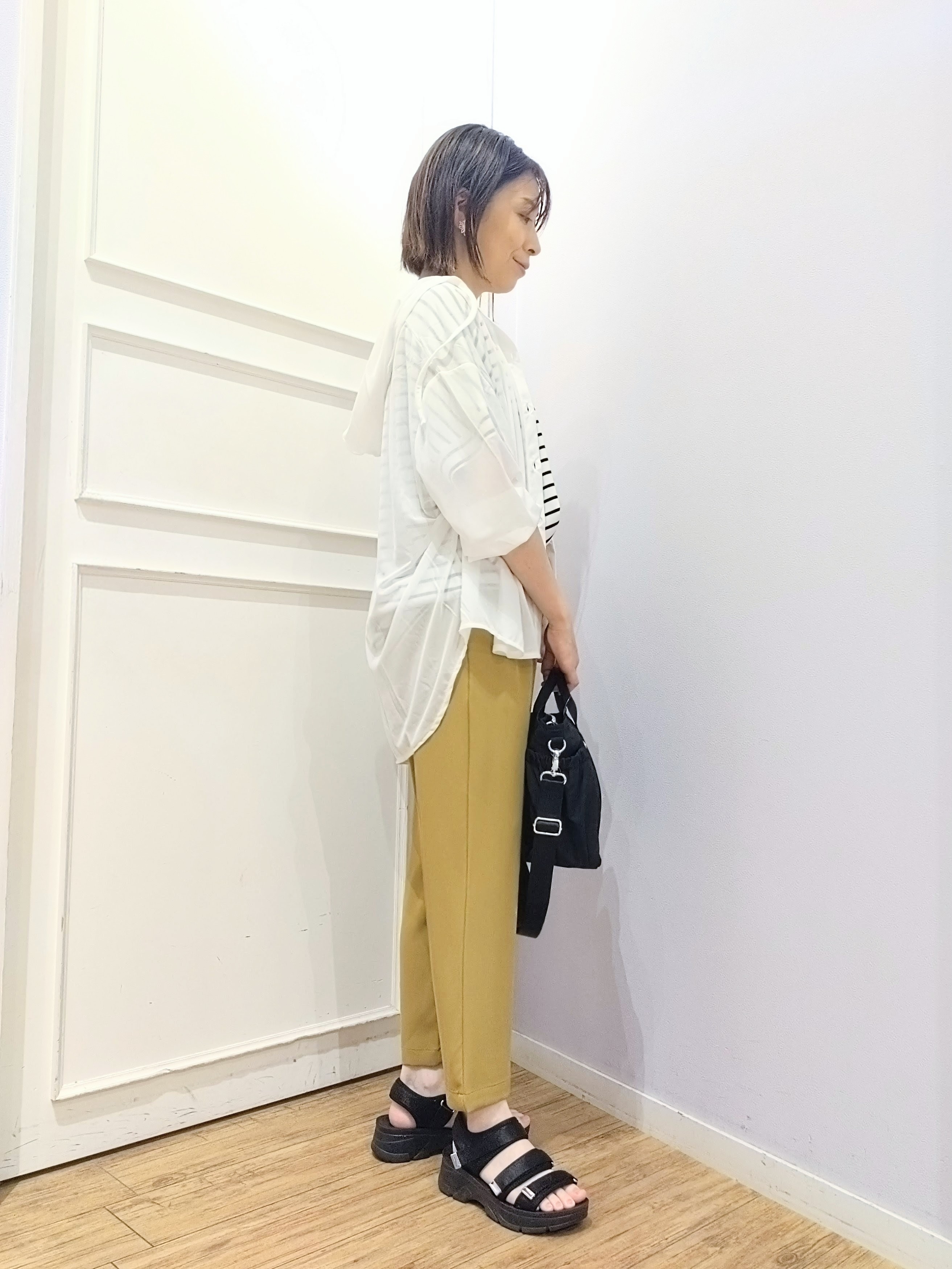miomioさんの「SHOO･LA･RUE｜【洗濯機可/体型カバー】程よい透け感の ゆるシルエットシア―シャツ」を使ったコーディネート