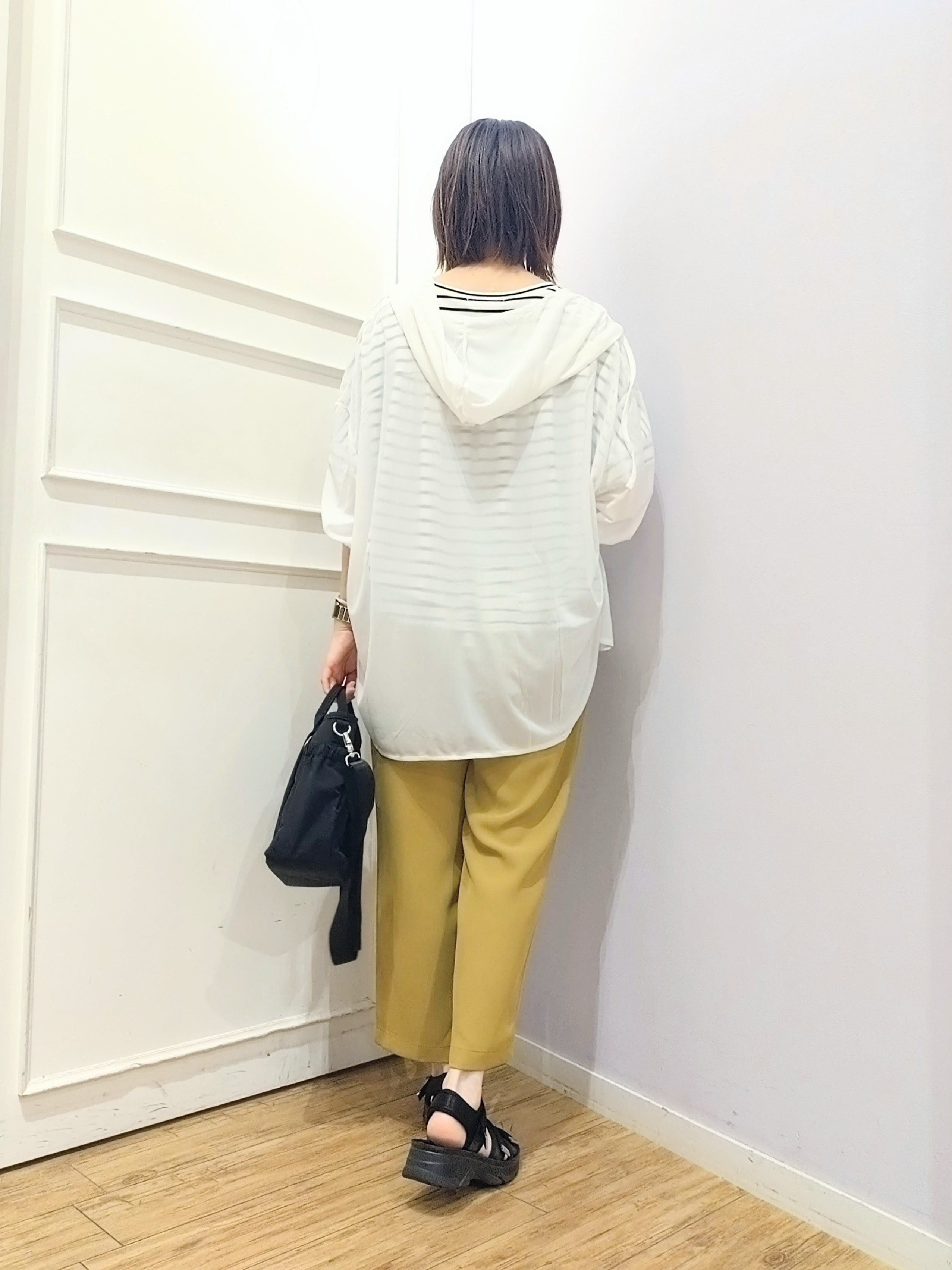 miomioさんの「SHOO･LA･RUE｜【洗濯機可/体型カバー】程よい透け感の ゆるシルエットシア―シャツ」を使ったコーディネート
