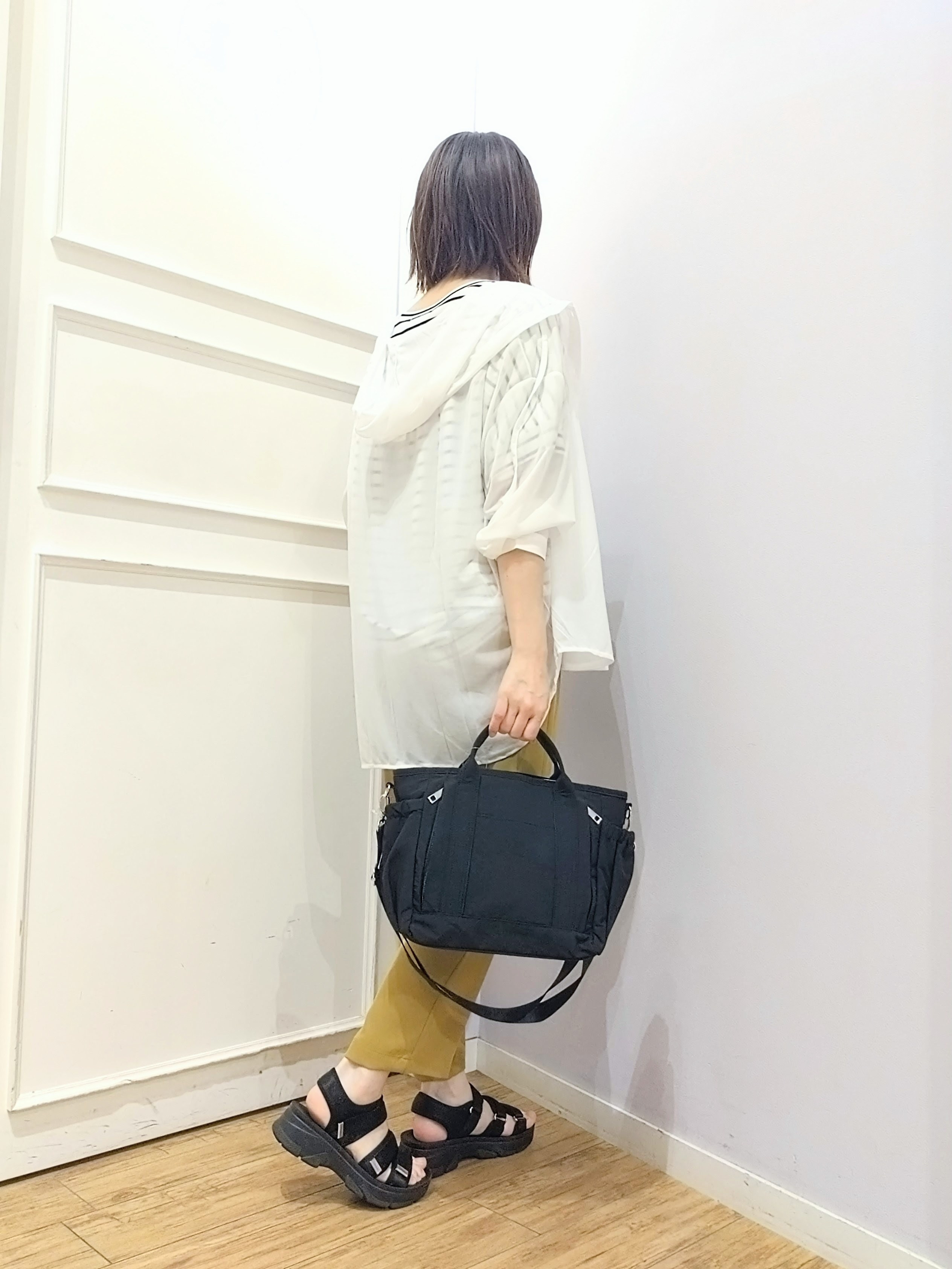 miomioさんの「SHOO･LA･RUE｜【洗濯機可/体型カバー】程よい透け感の ゆるシルエットシア―シャツ」を使ったコーディネート