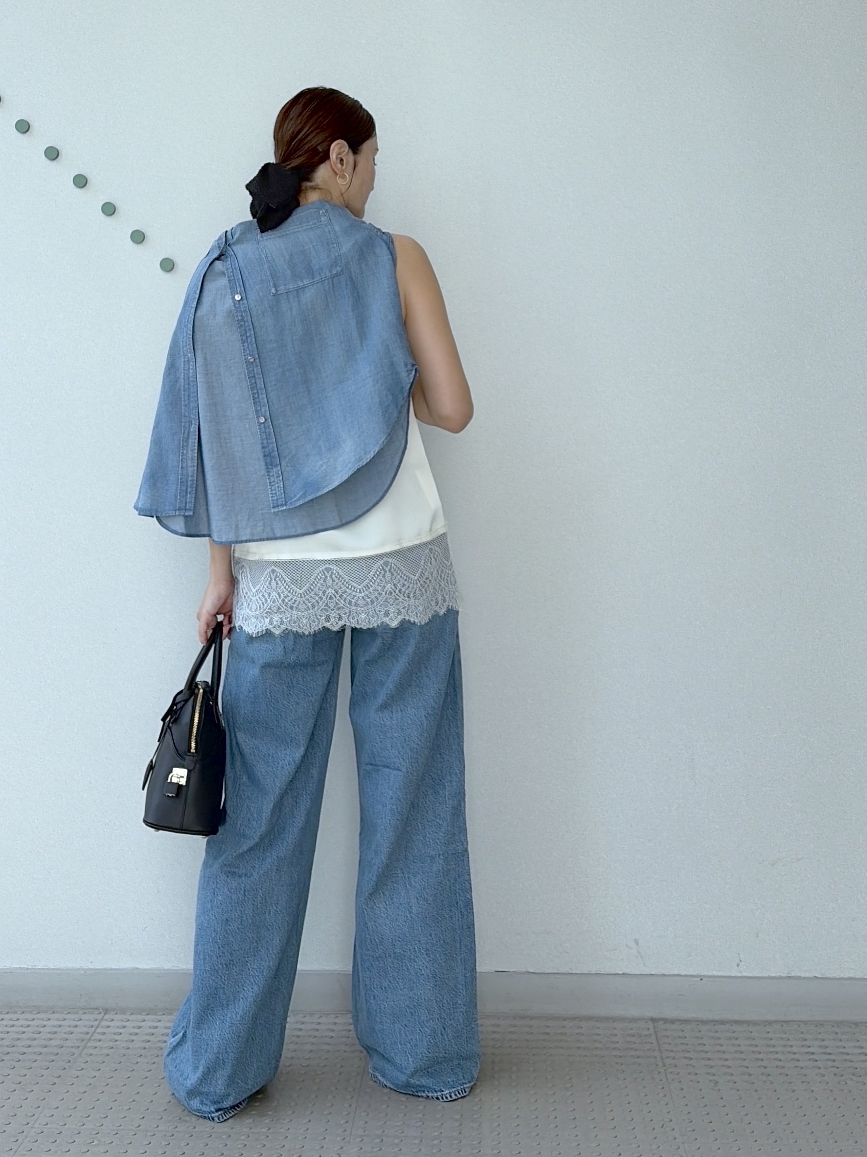 yoshikadoさんの「DRESSTERIOR｜【涼しく着映え】シアーデニムシャツ」を使ったコーディネート