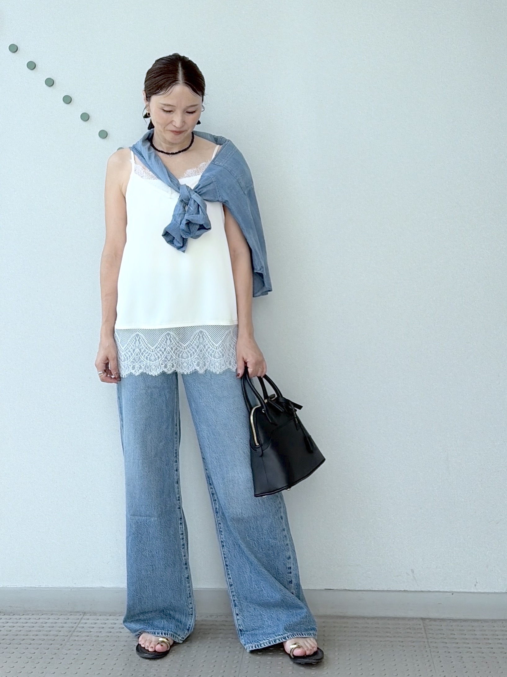 yoshikadoさんの「DRESSTERIOR｜【涼しく着映え】シアーデニムシャツ」を使ったコーディネート