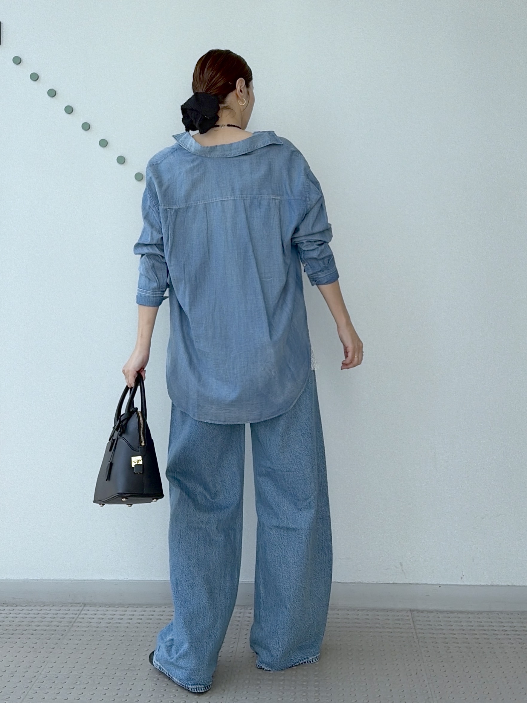 yoshikadoさんの「DRESSTERIOR｜【涼しく着映え】シアーデニムシャツ」を使ったコーディネート