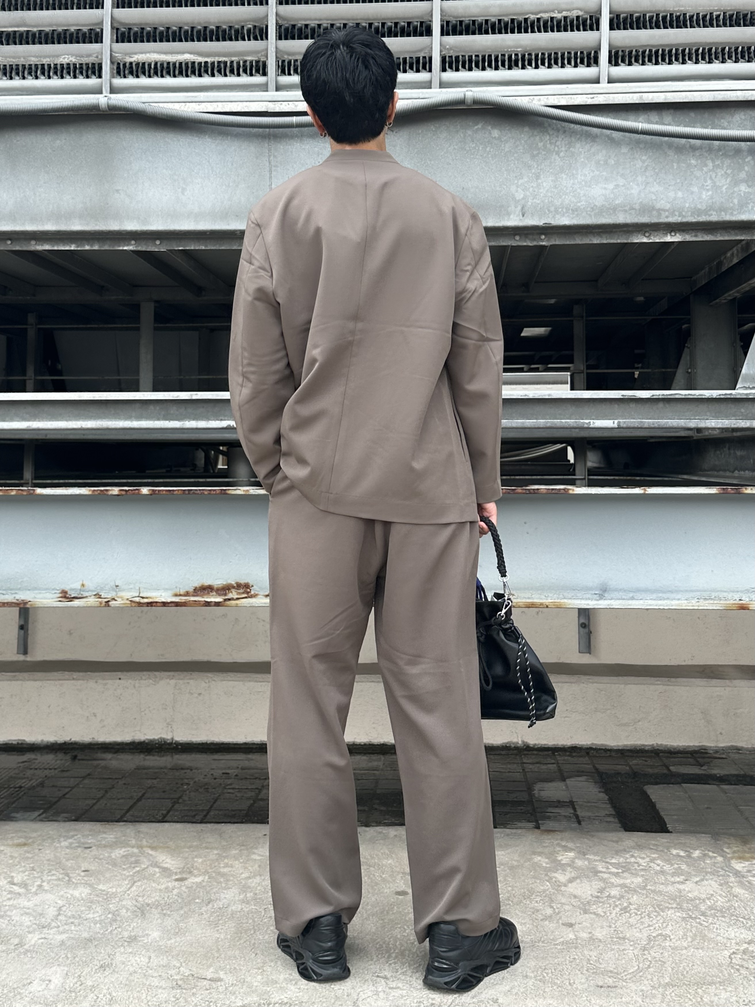 KOHEIさんの「tk.TAKEO KIKUCHI｜【360度ストレッチ】smart shiftシリーズ バレルシルエットパンツ」を使ったコーディネート