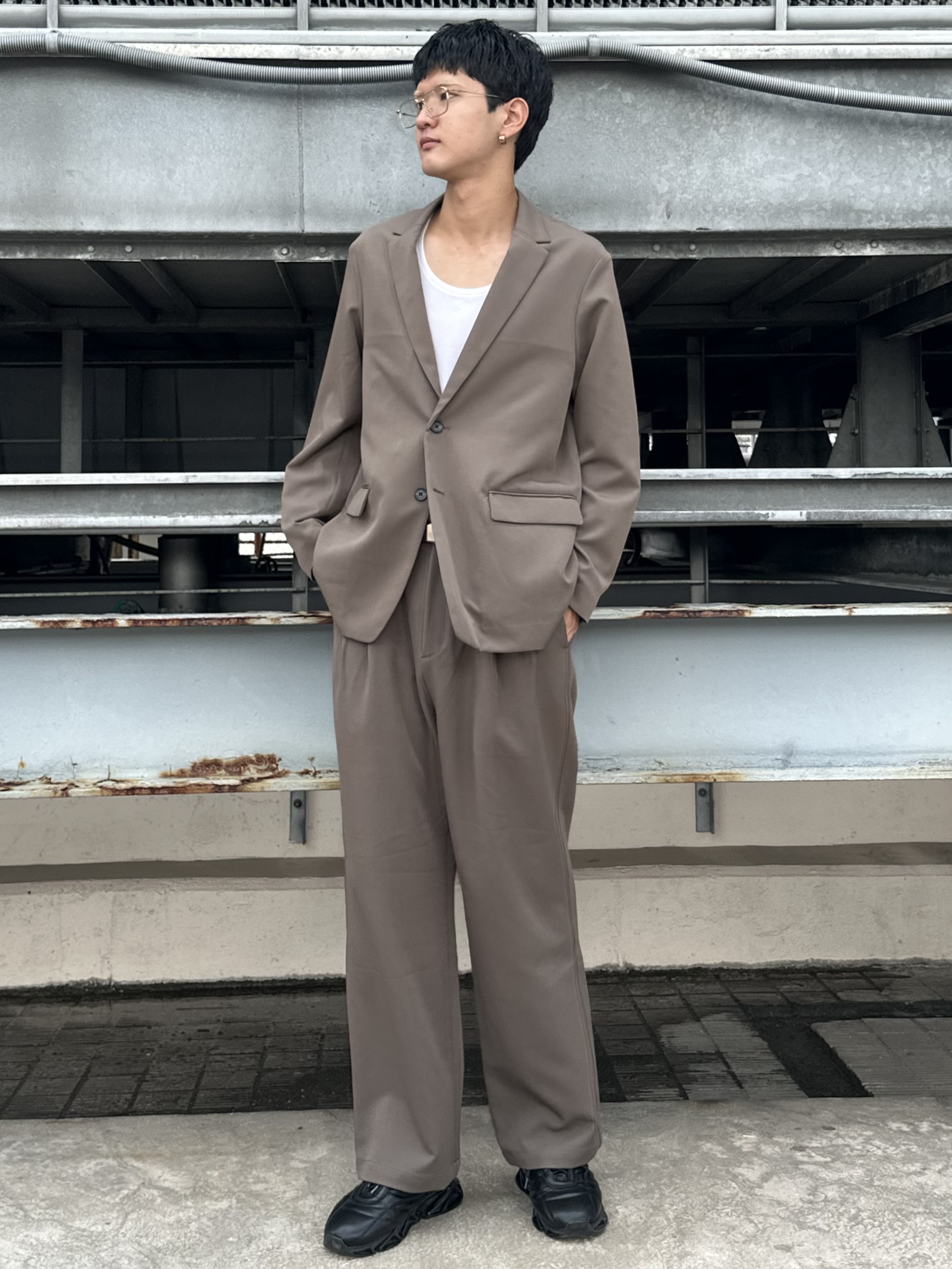 KOHEIさんの「tk.TAKEO KIKUCHI｜【360度ストレッチ】smart shiftシリーズ バレルシルエットパンツ」を使ったコーディネート