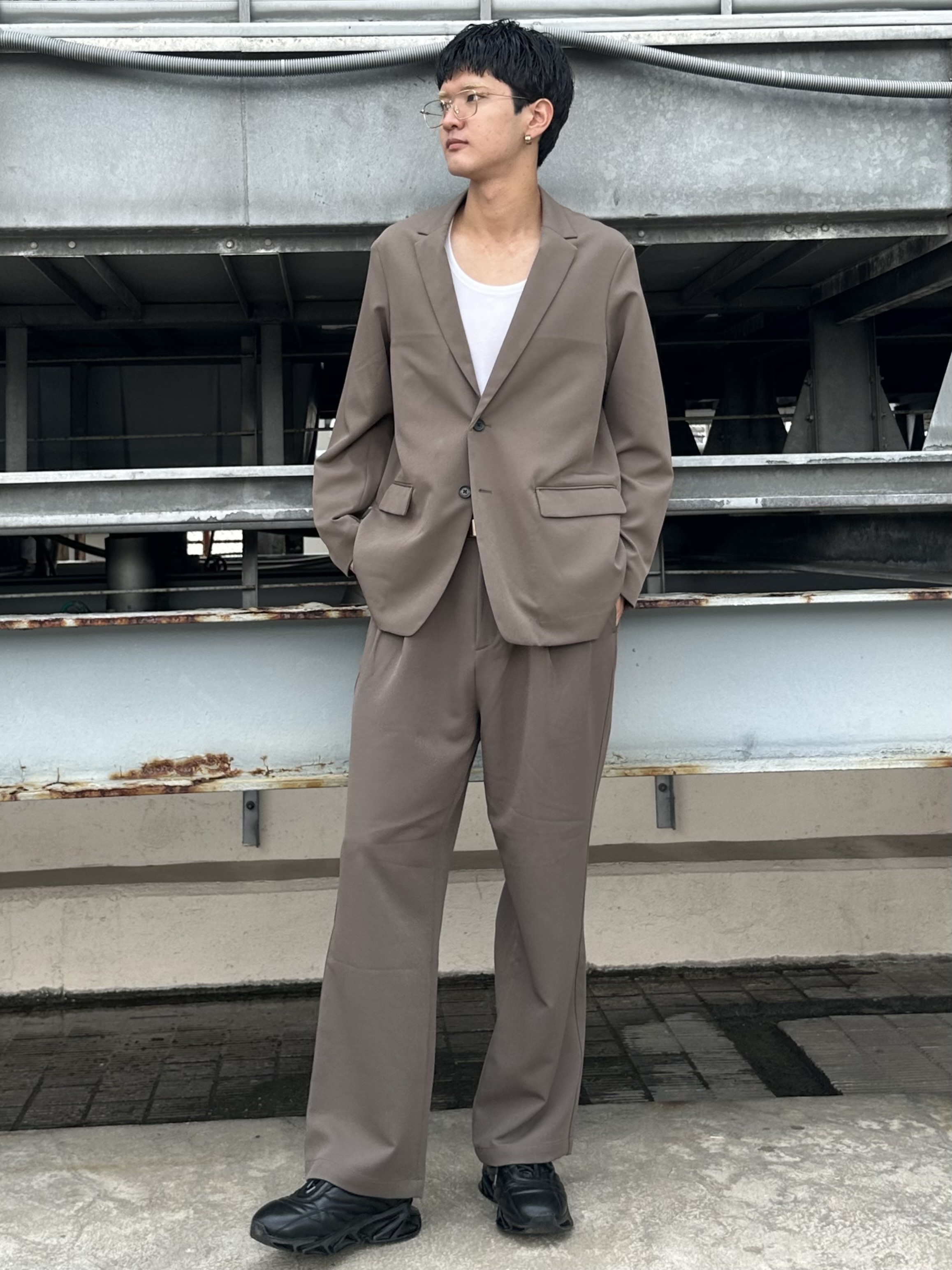 KOHEIさんの「tk.TAKEO KIKUCHI｜【360度ストレッチ】smart shiftシリーズ バレルシルエットパンツ」を使ったコーディネート