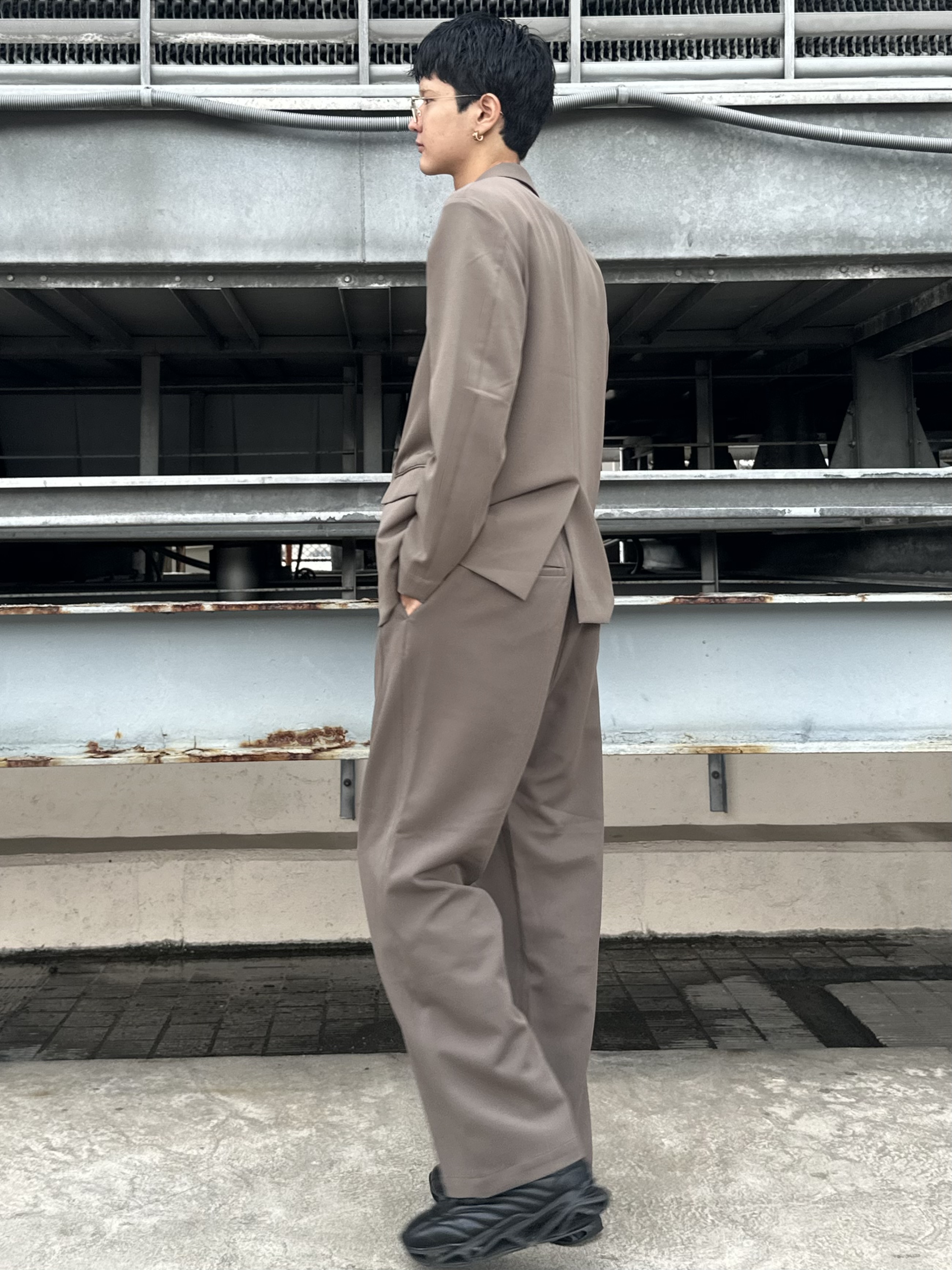 KOHEIさんの「tk.TAKEO KIKUCHI｜【360度ストレッチ】smart shiftシリーズ バレルシルエットパンツ」を使ったコーディネート