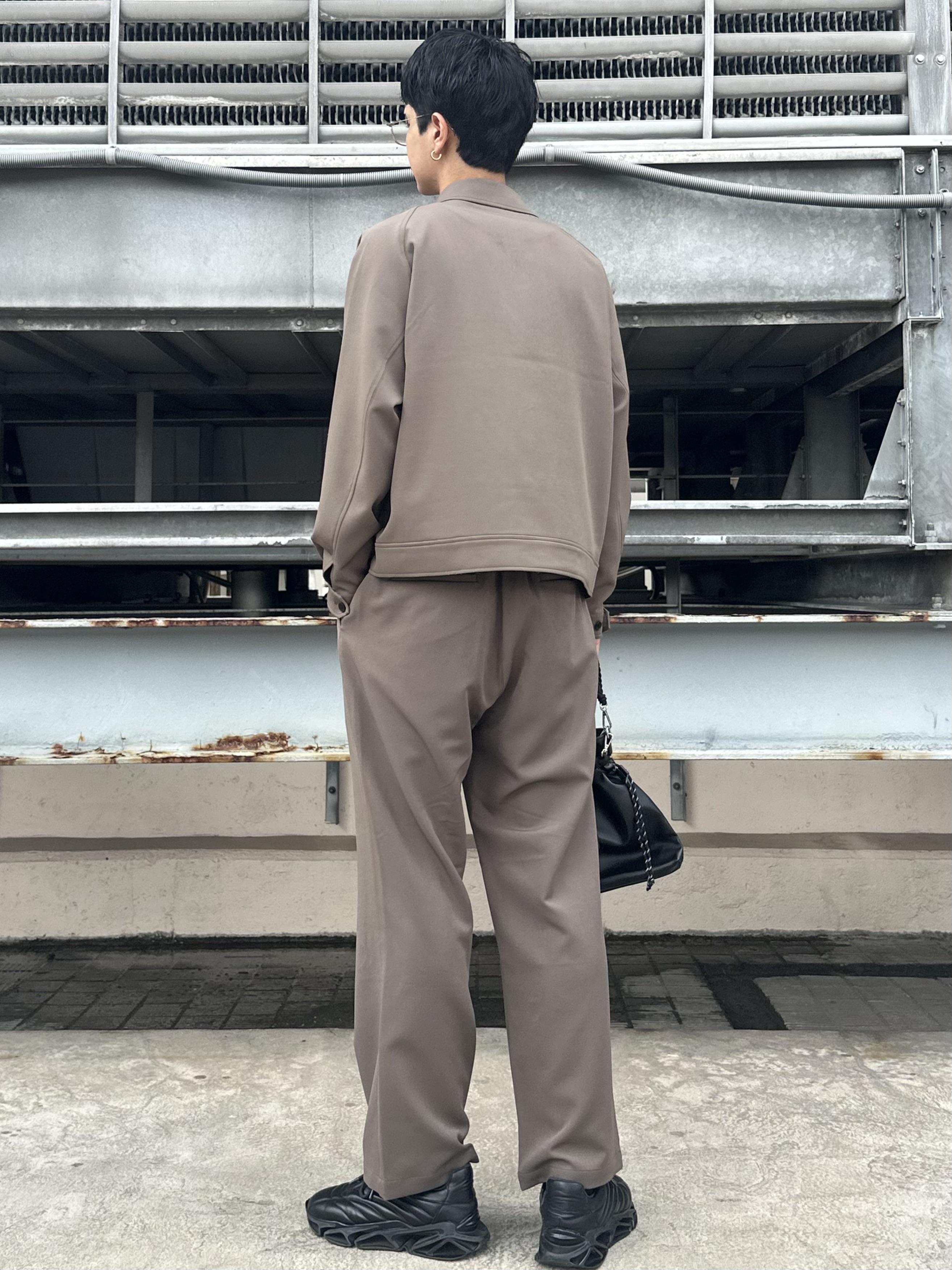 KOHEIさんの「tk.TAKEO KIKUCHI｜【360度ストレッチ】smart shiftシリーズ バレルシルエットパンツ」を使ったコーディネート