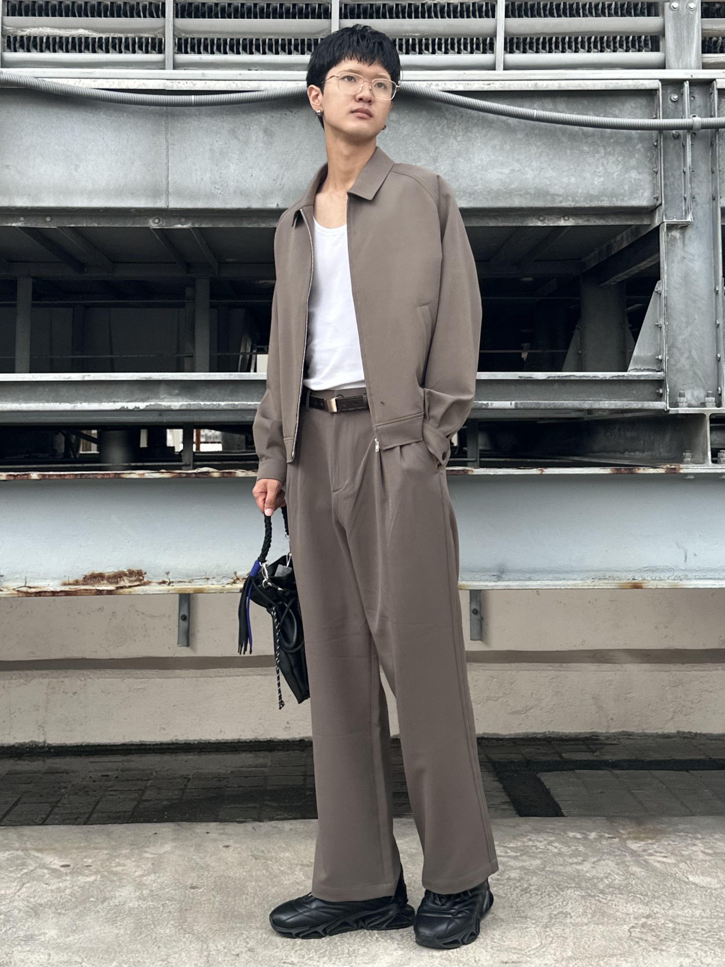 KOHEIさんの「tk.TAKEO KIKUCHI｜【360度ストレッチ】smart shiftシリーズ バレルシルエットパンツ」を使ったコーディネート