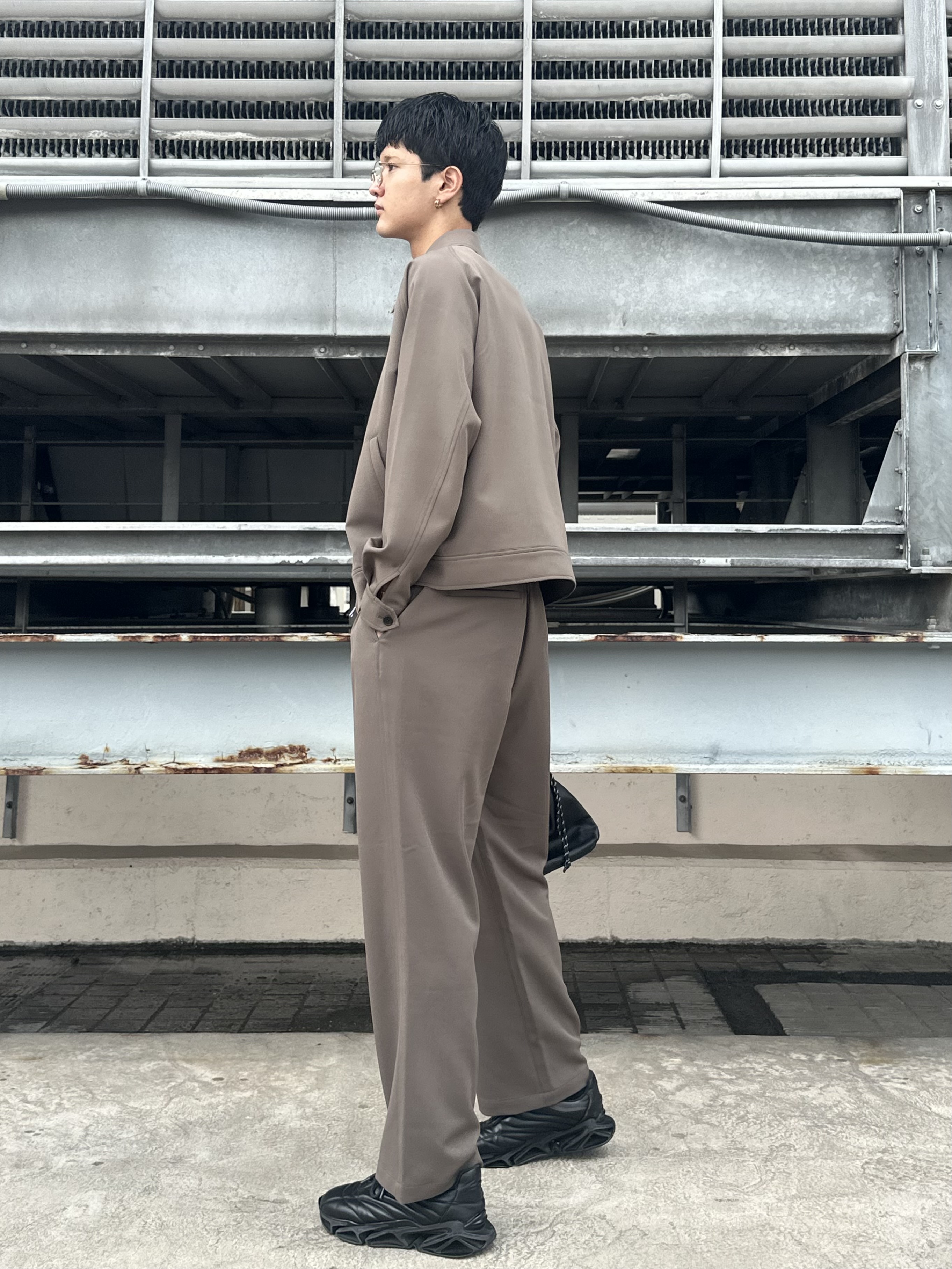 KOHEIさんの「tk.TAKEO KIKUCHI｜【360度ストレッチ】smart shiftシリーズ バレルシルエットパンツ」を使ったコーディネート