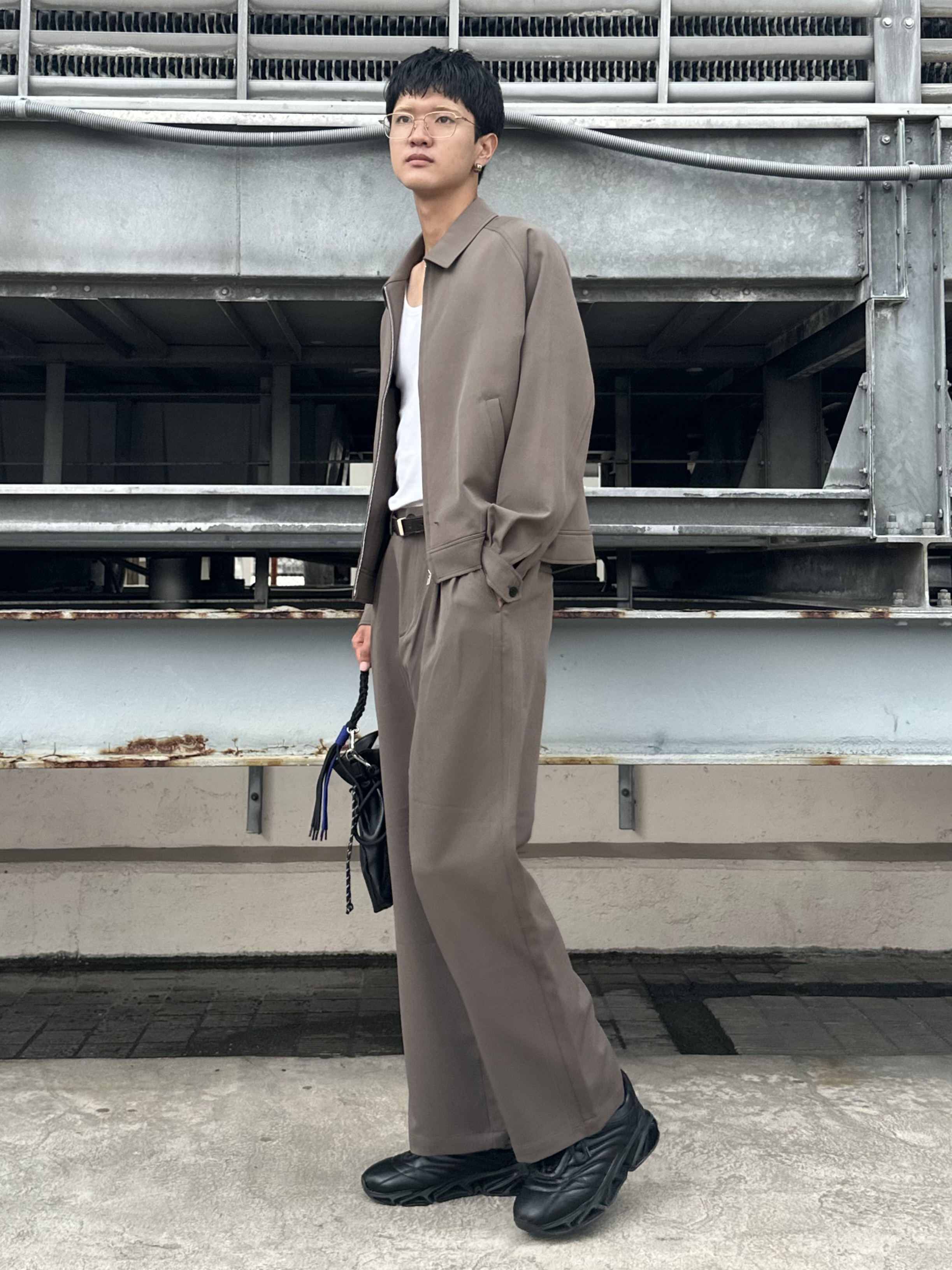 KOHEIさんの「tk.TAKEO KIKUCHI｜【360度ストレッチ】smart shiftシリーズ バレルシルエットパンツ」を使ったコーディネート