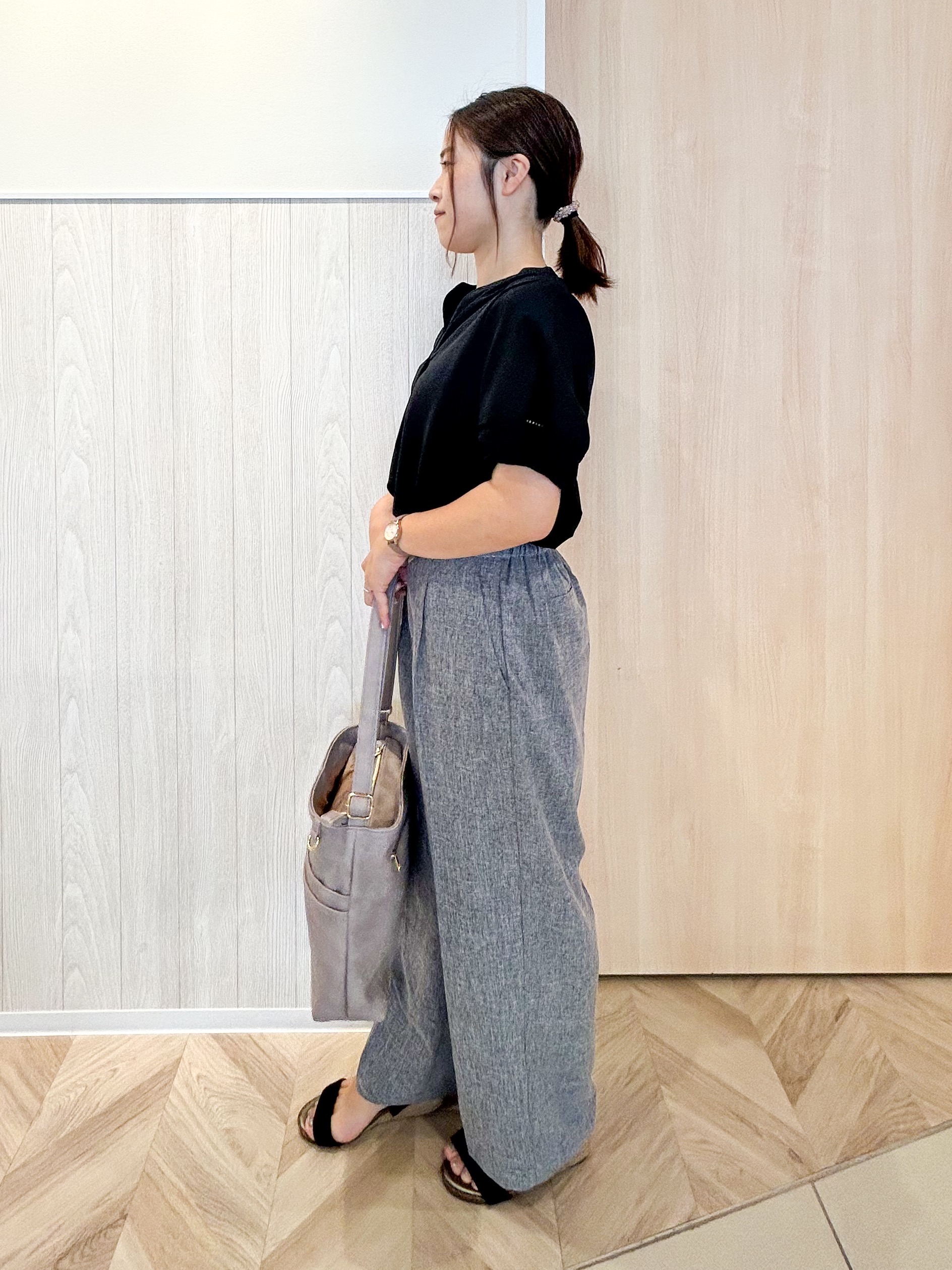 tomoさんの「SHOO･LA･RUE｜【洗濯後しわになりにくい/インせずきまる】お袖のハシゴレースで涼やかに 麻調スキッパーブラウス」を使ったコーディネート